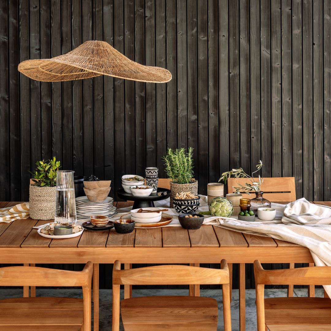 Gedekte eikenhouten tuintafel
