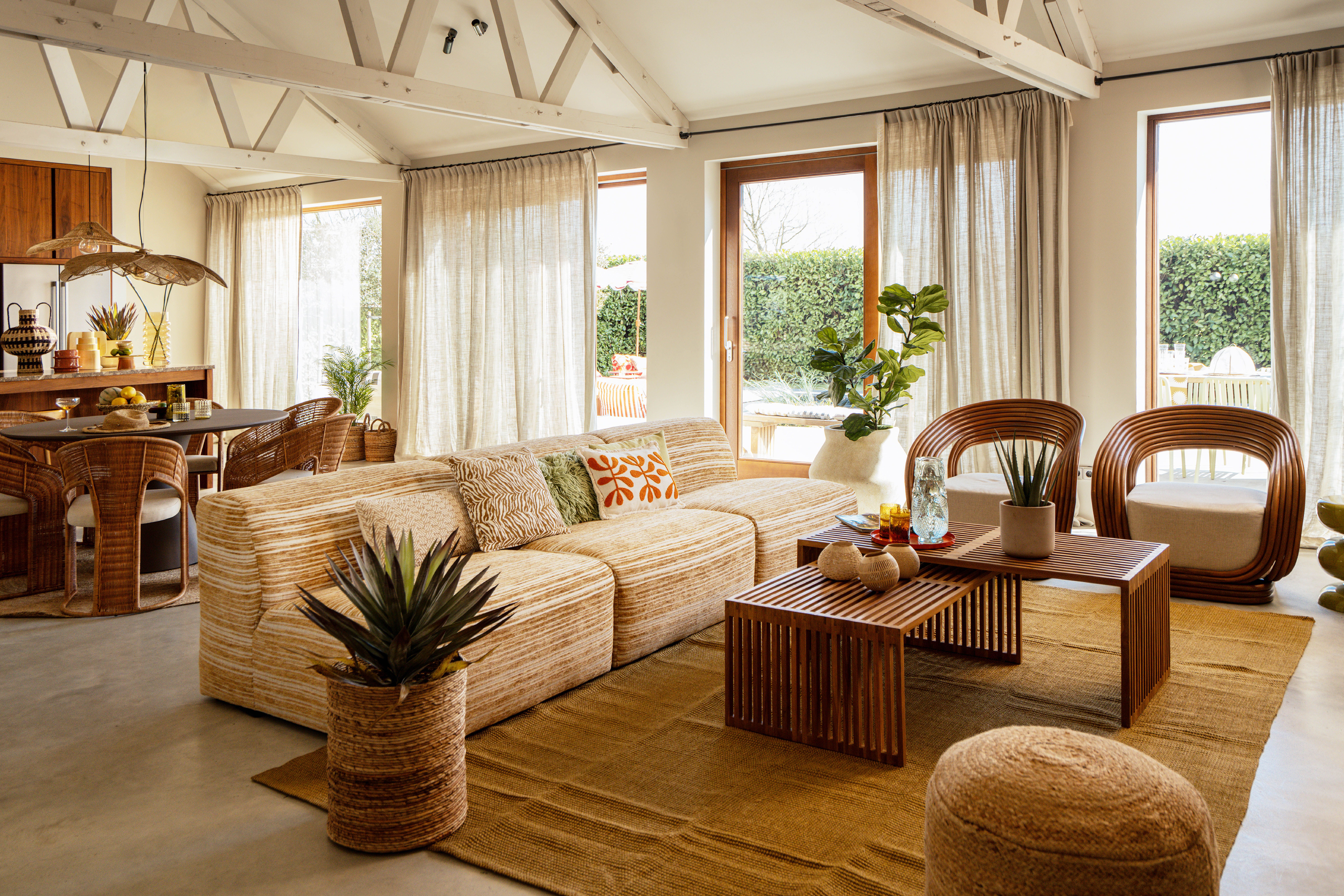 Zonnige woonkamer met gele en rattan items