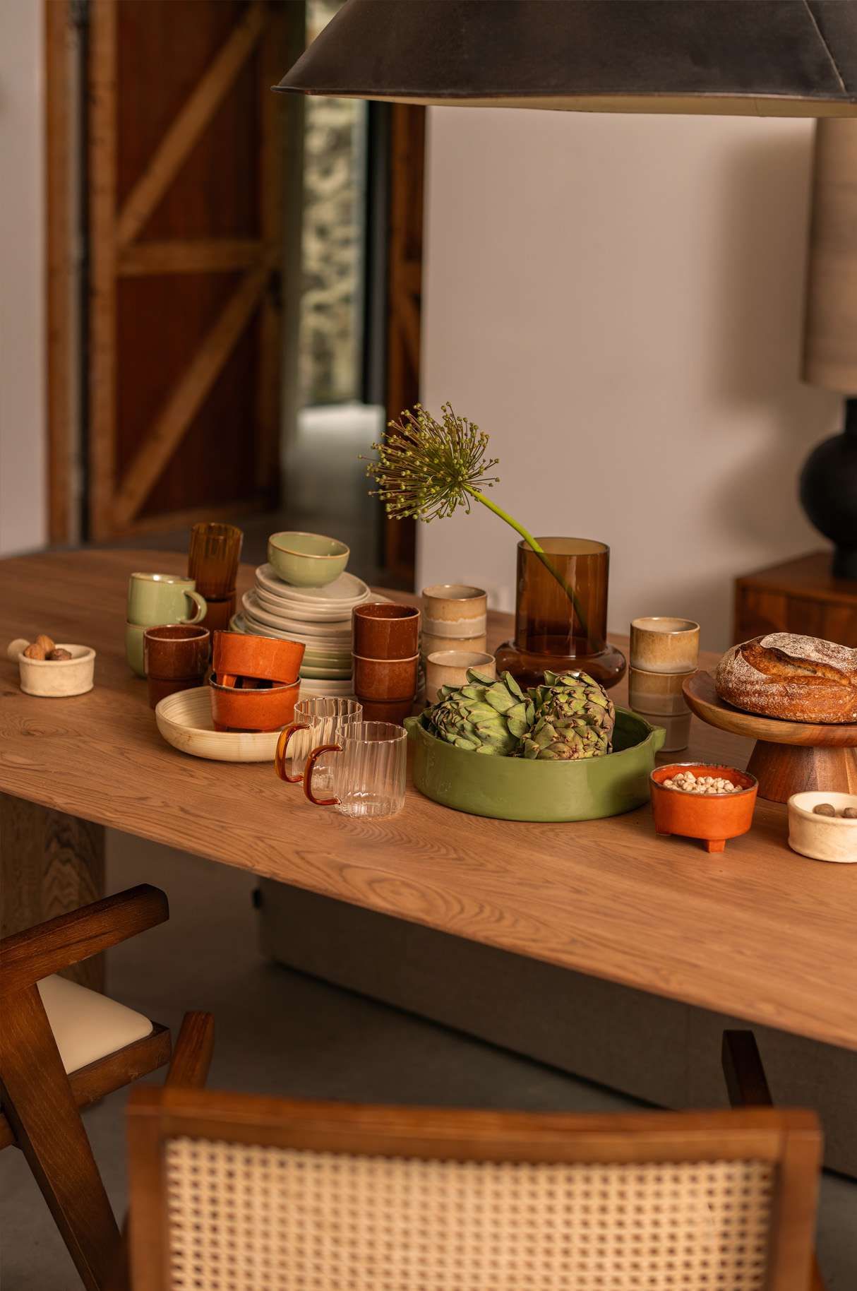 Verschillende soorten servies op tafel bruin/groen