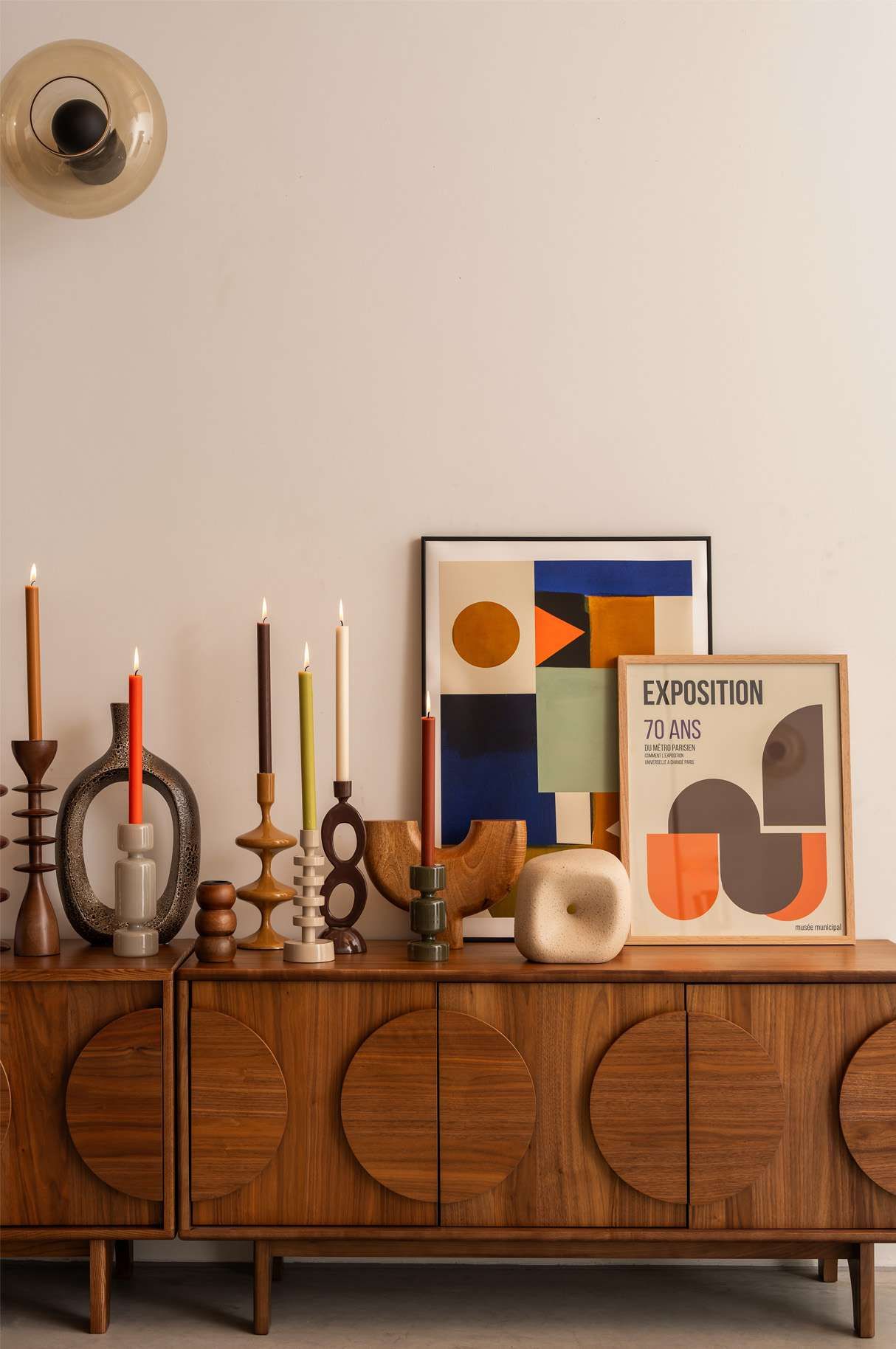 Dressoir met kandelaars en kunst