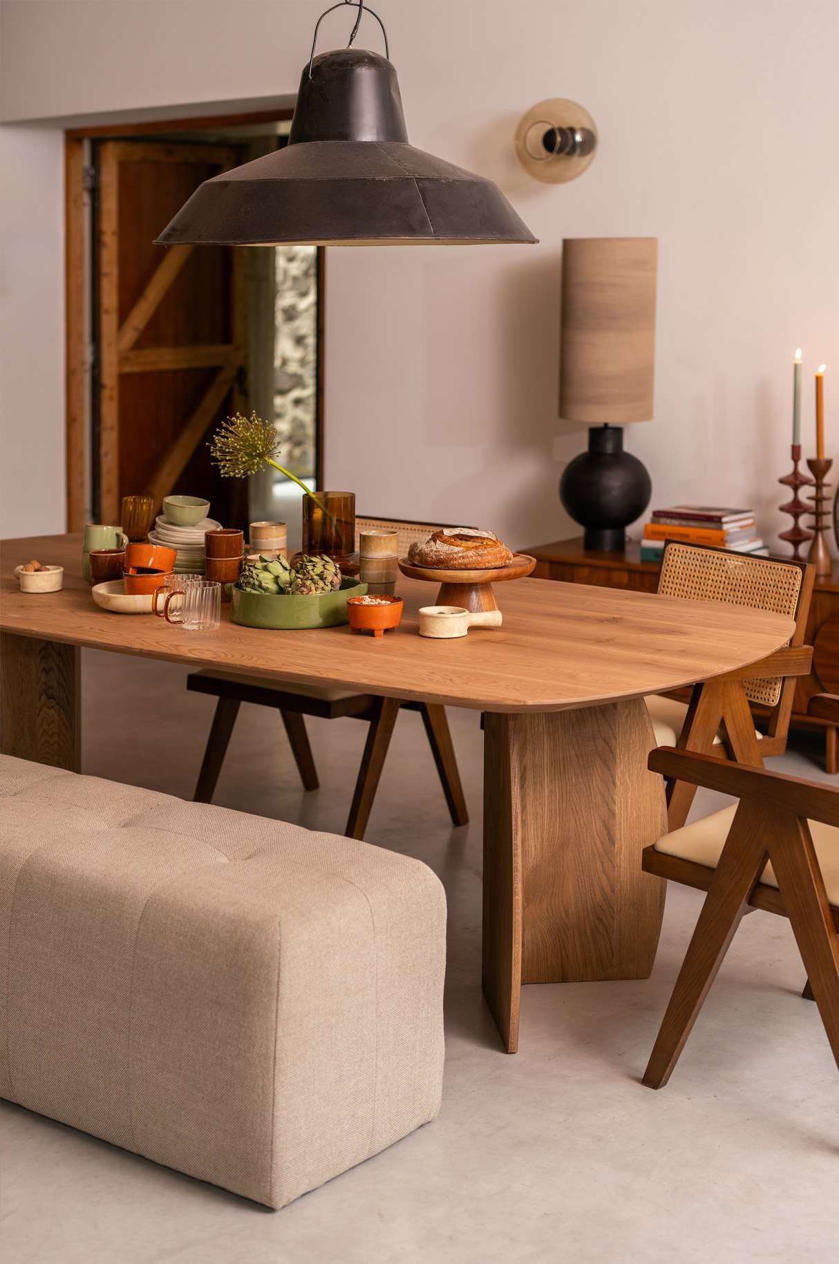 Eethoek met houten tafel Divio en eetkamerbank beige