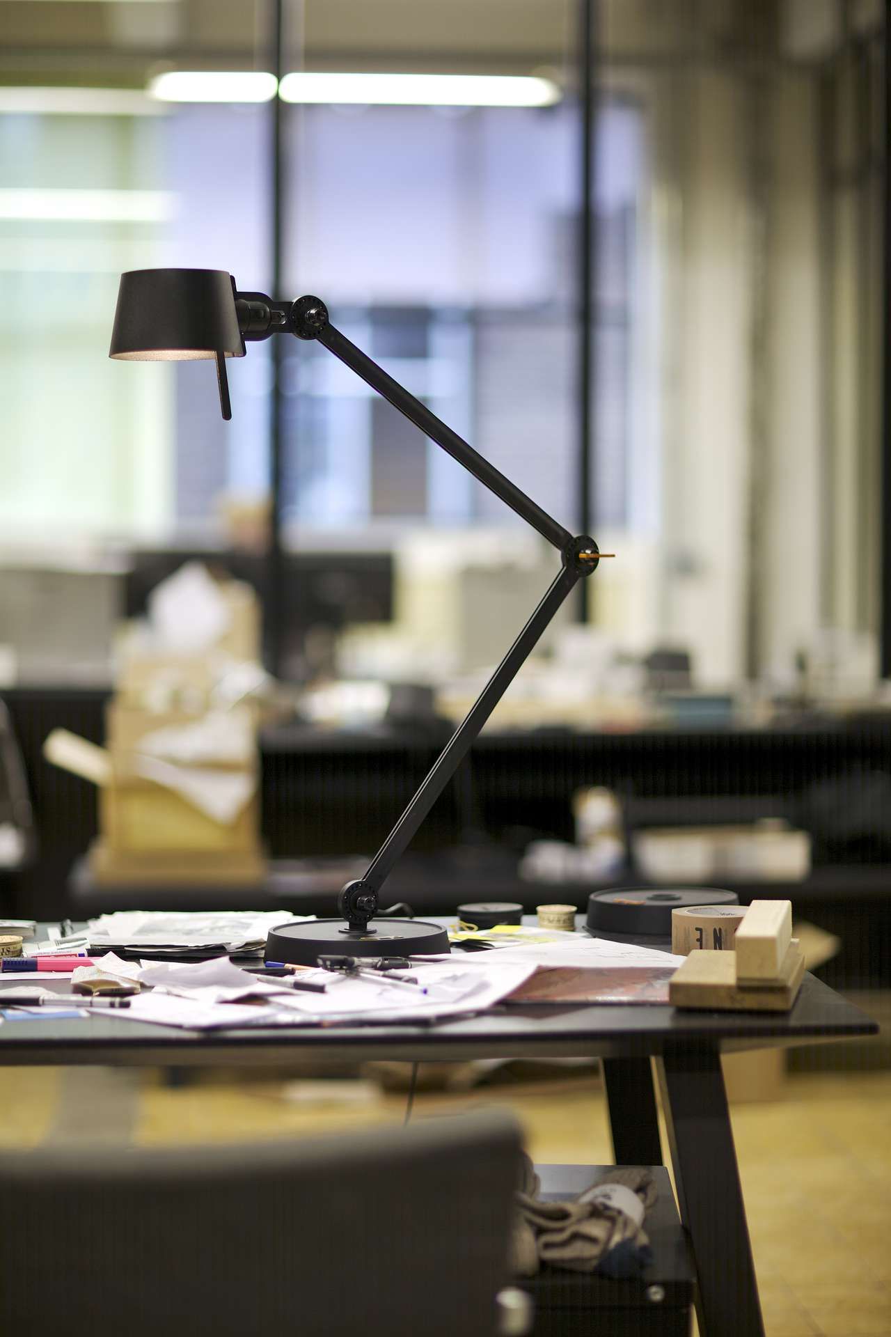 Zwart metalen Tonone bureaulamp op kantoor