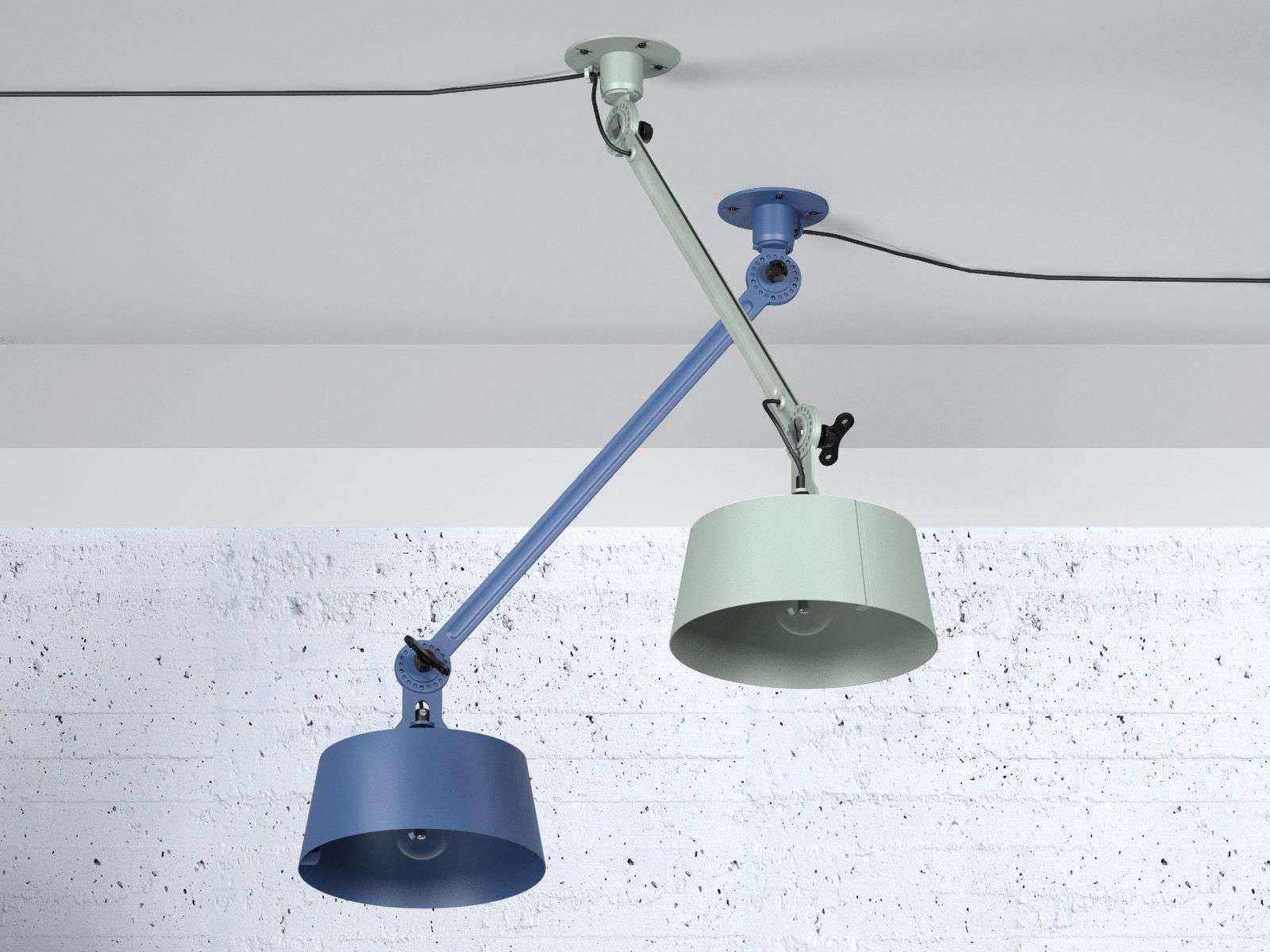 En blauwe en groene Tonone plafondlamp aan het plafond
