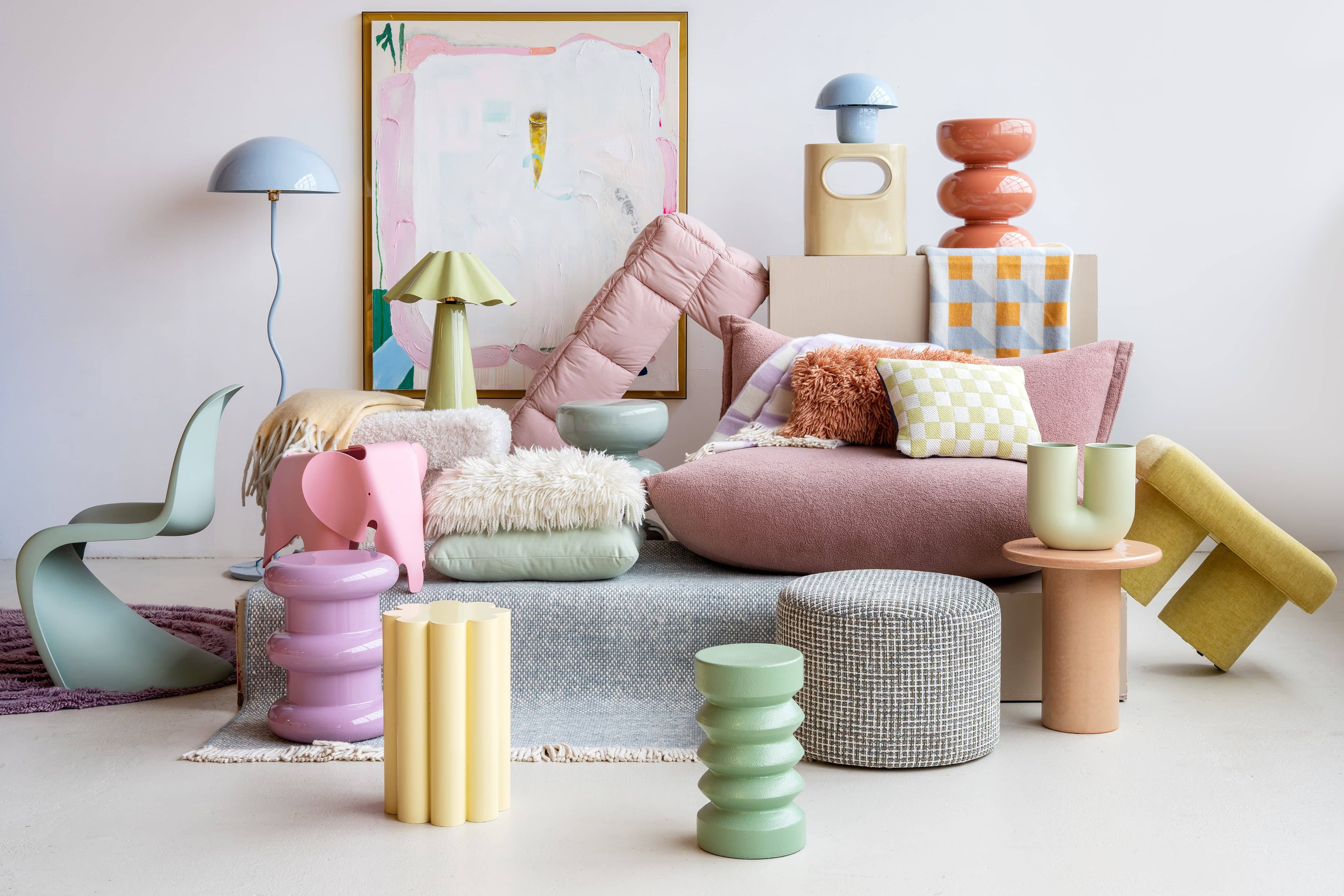 Setting met woonitems in pastelkleuren