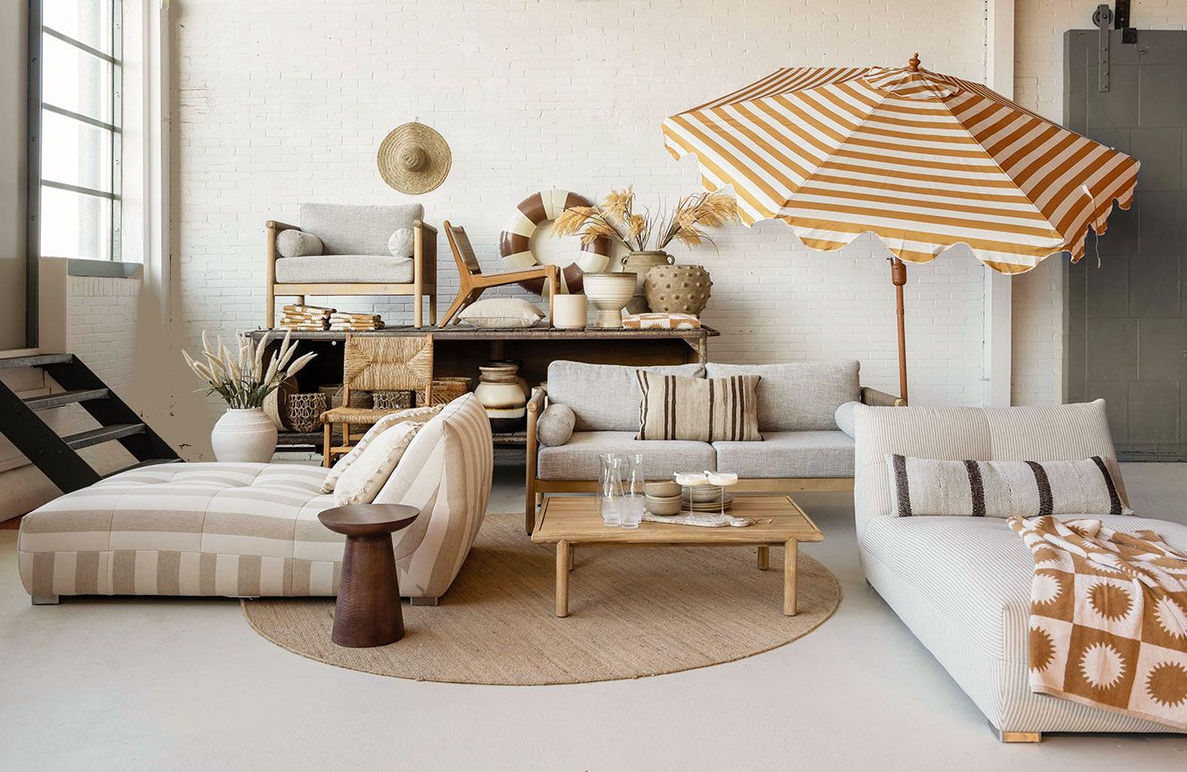 Zandkleurige buitenmeubels en -accessoires