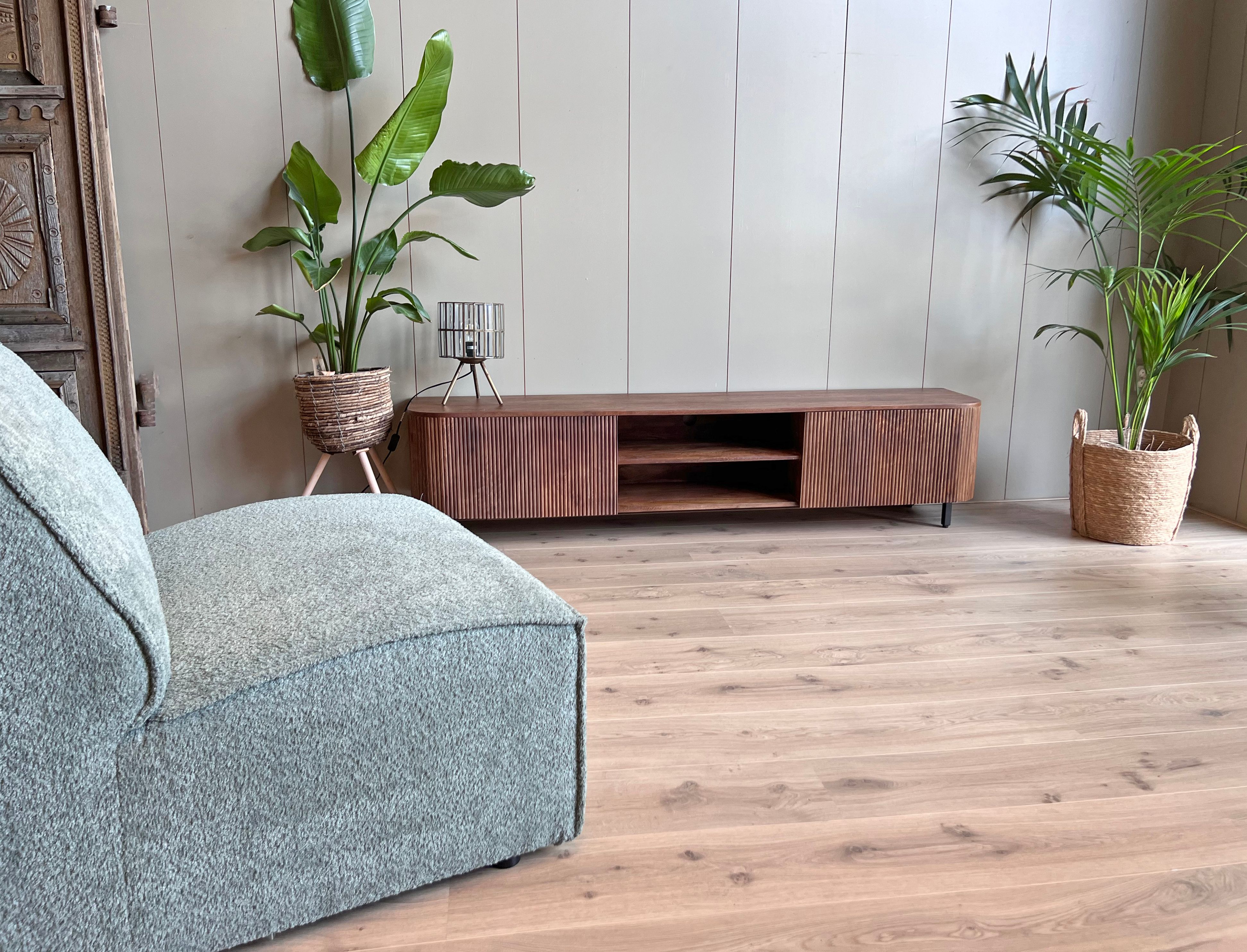 Old Inn Wonen tv meubel bruin met fauteuil op voorgrond