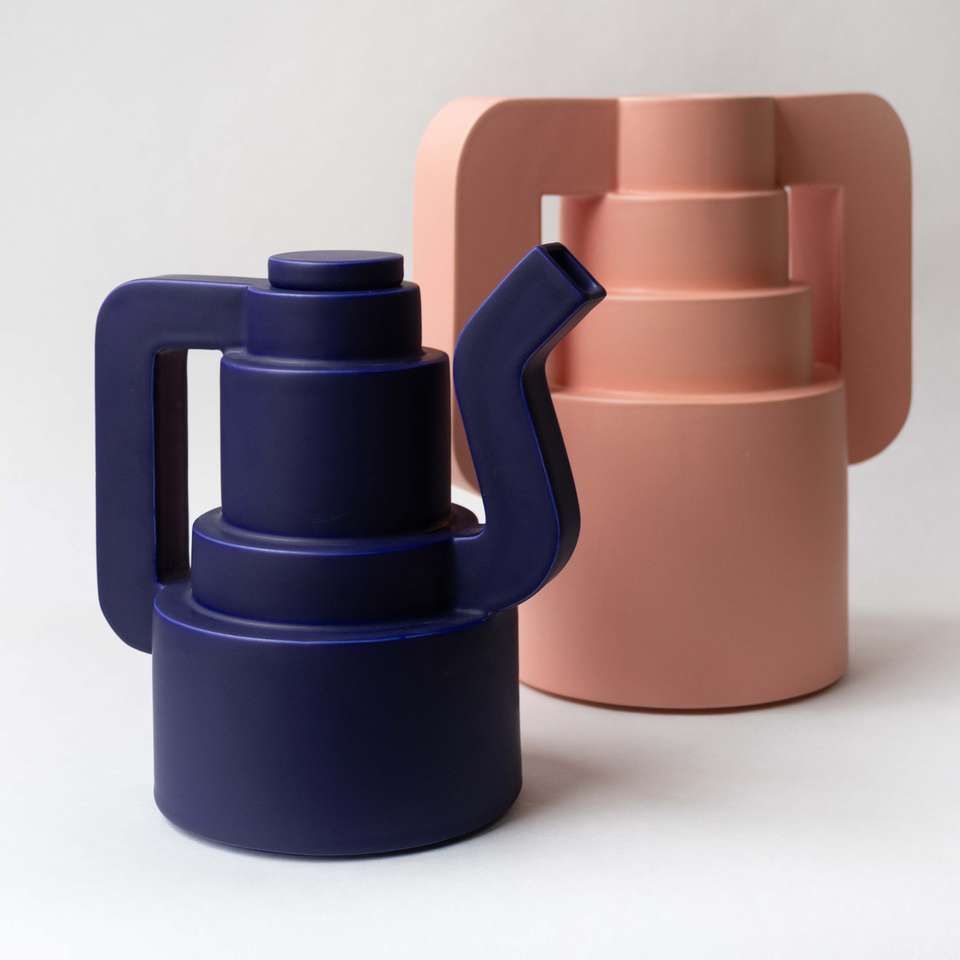 Blauwe koffiekan en roze orenvaas