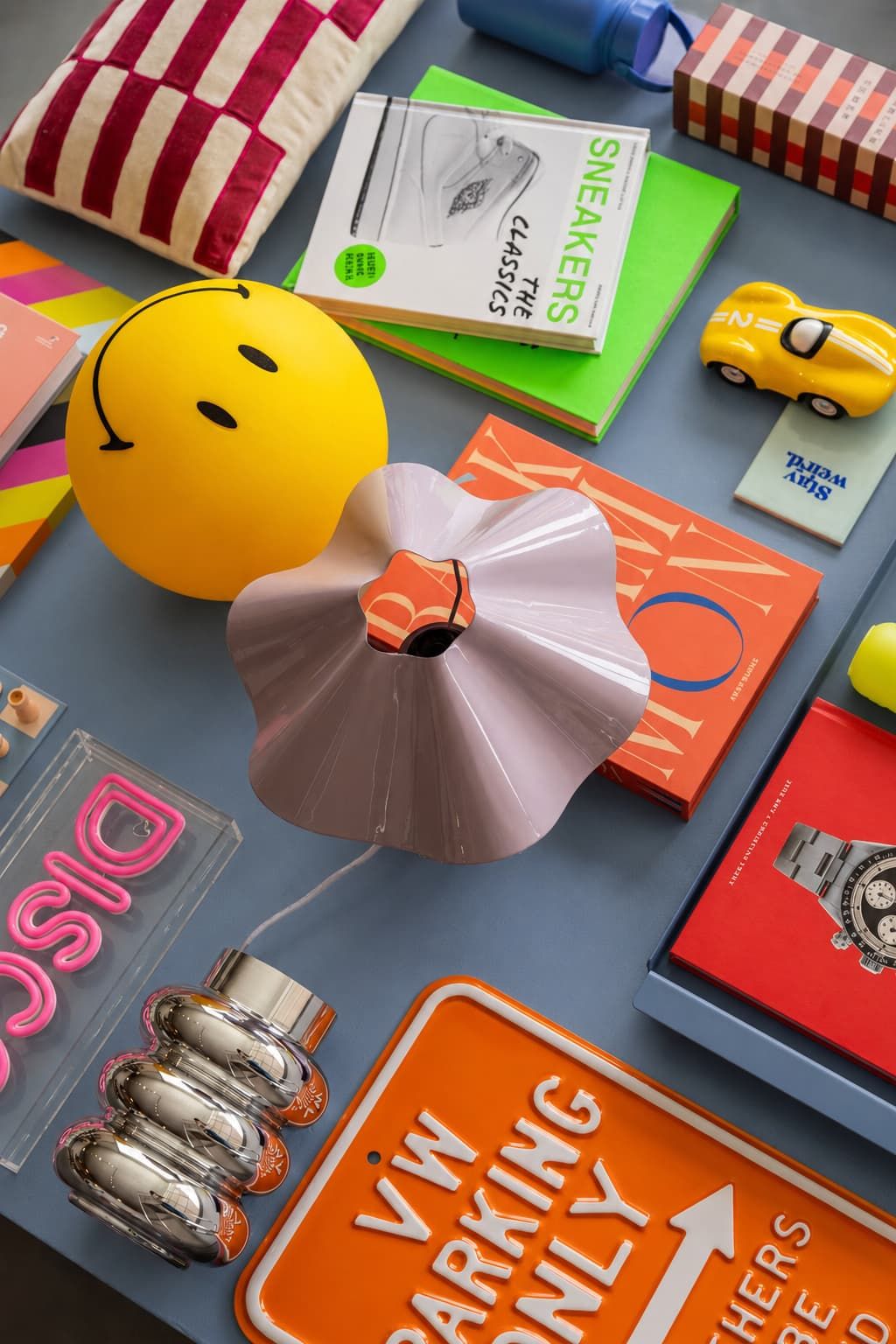 Cadeautips voor vaderdag op een blauwgrijze tafel