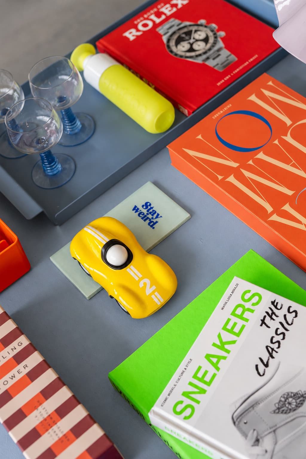 Cadeautips voor vaderdag op een blauwgrijze tafel