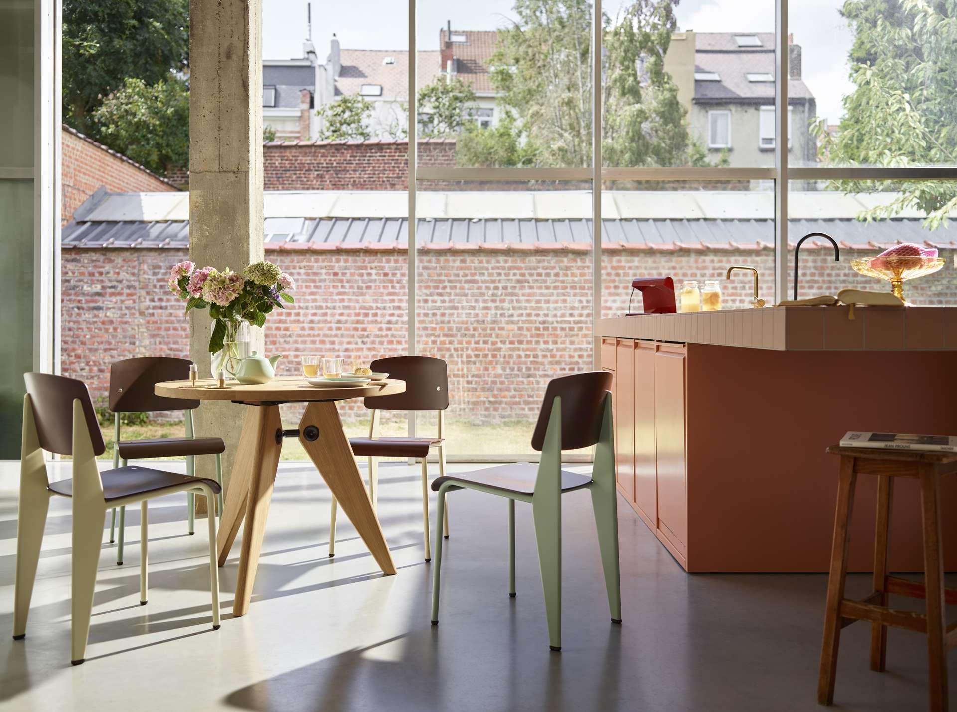 Ronde eettafel met stoelen van Vitra eromheen