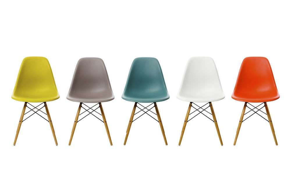 Packshot van 5 Vitra gekleurde stoelen op een rij