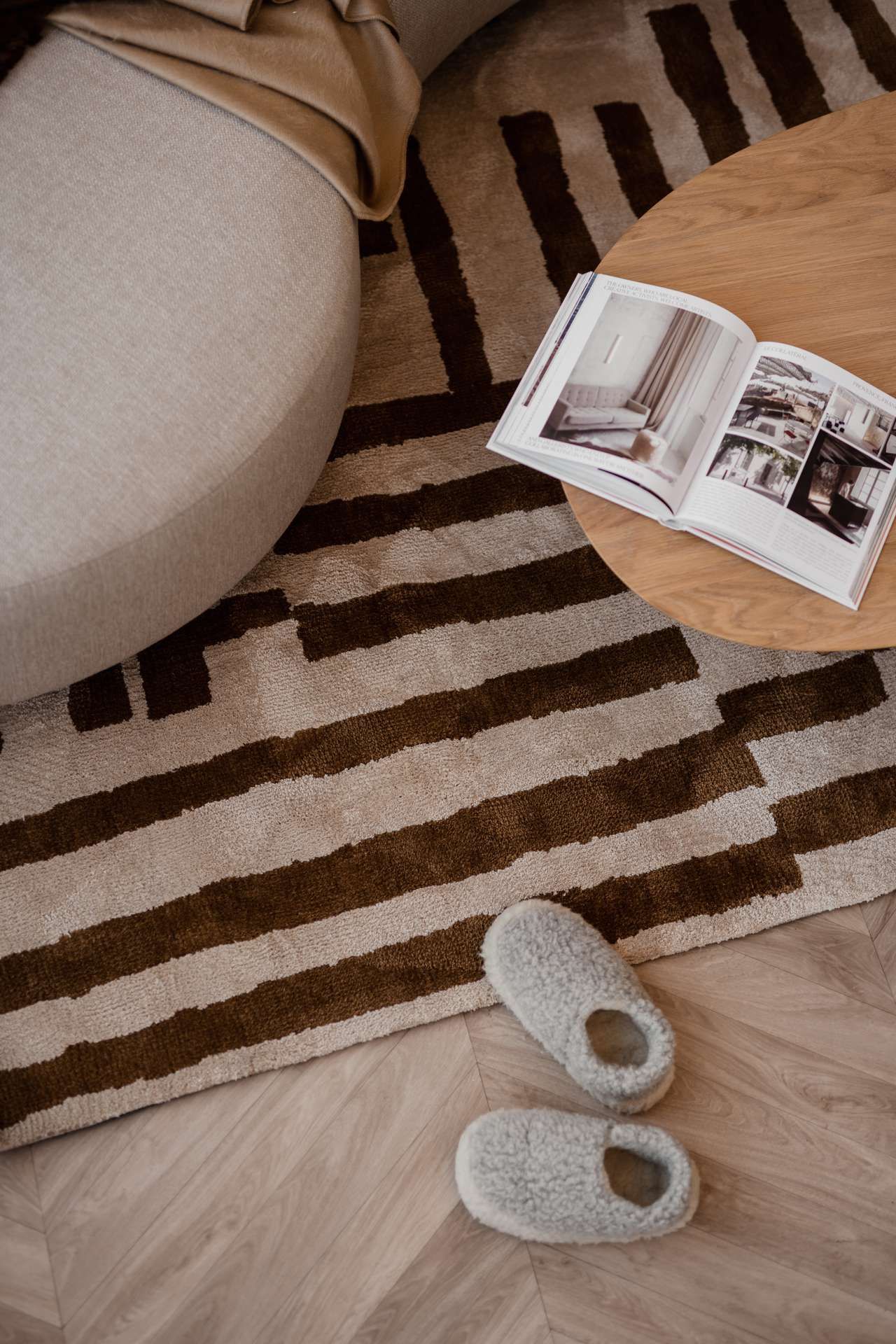 Vloerkleden beige bruin closeup met sloffen