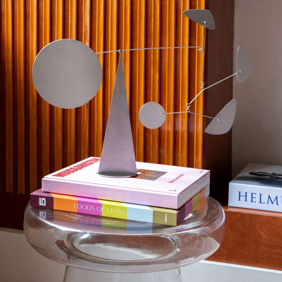 Zilveren mobiel op een stapel boeken
