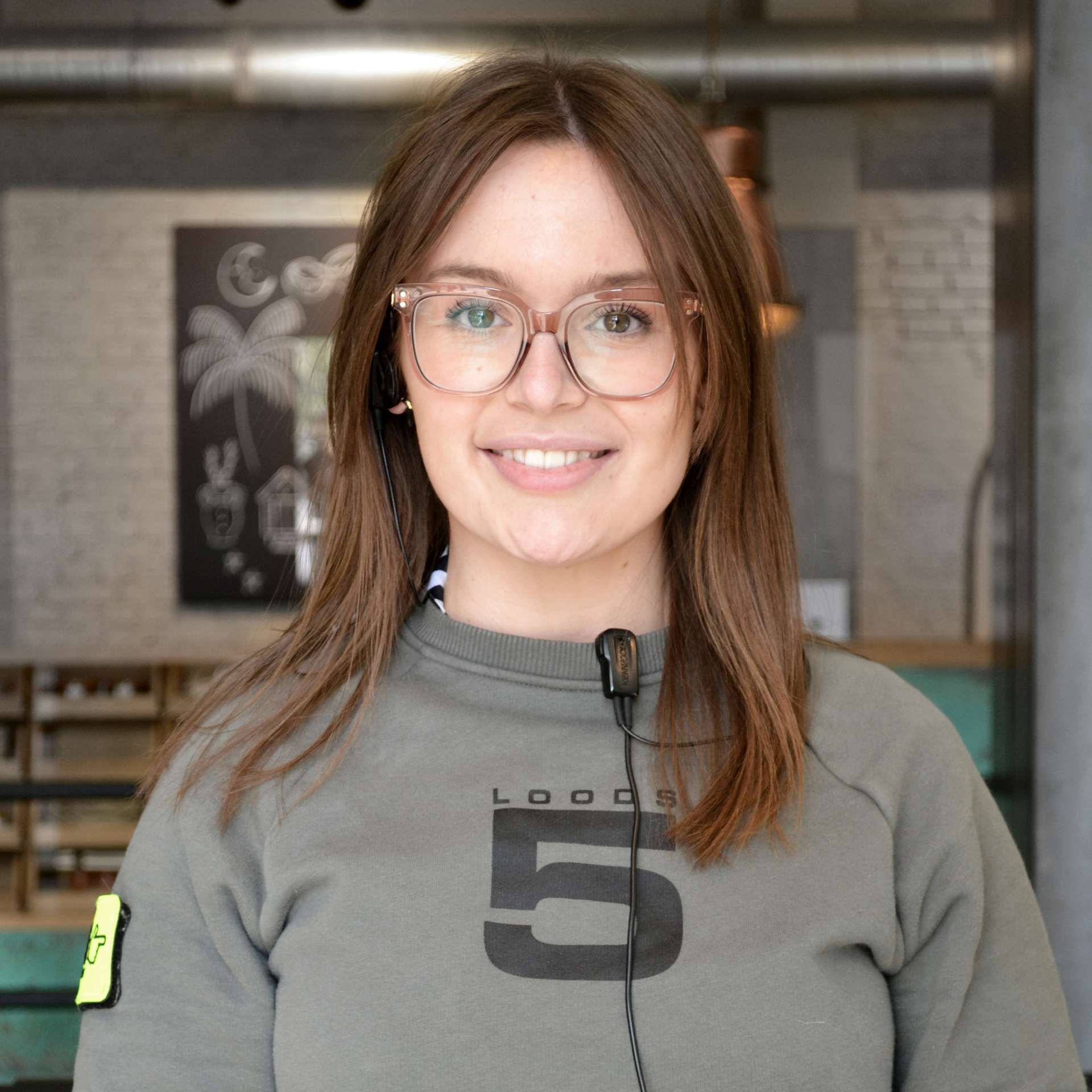Winkelmedewerker Daphne in Loods 5 sweater