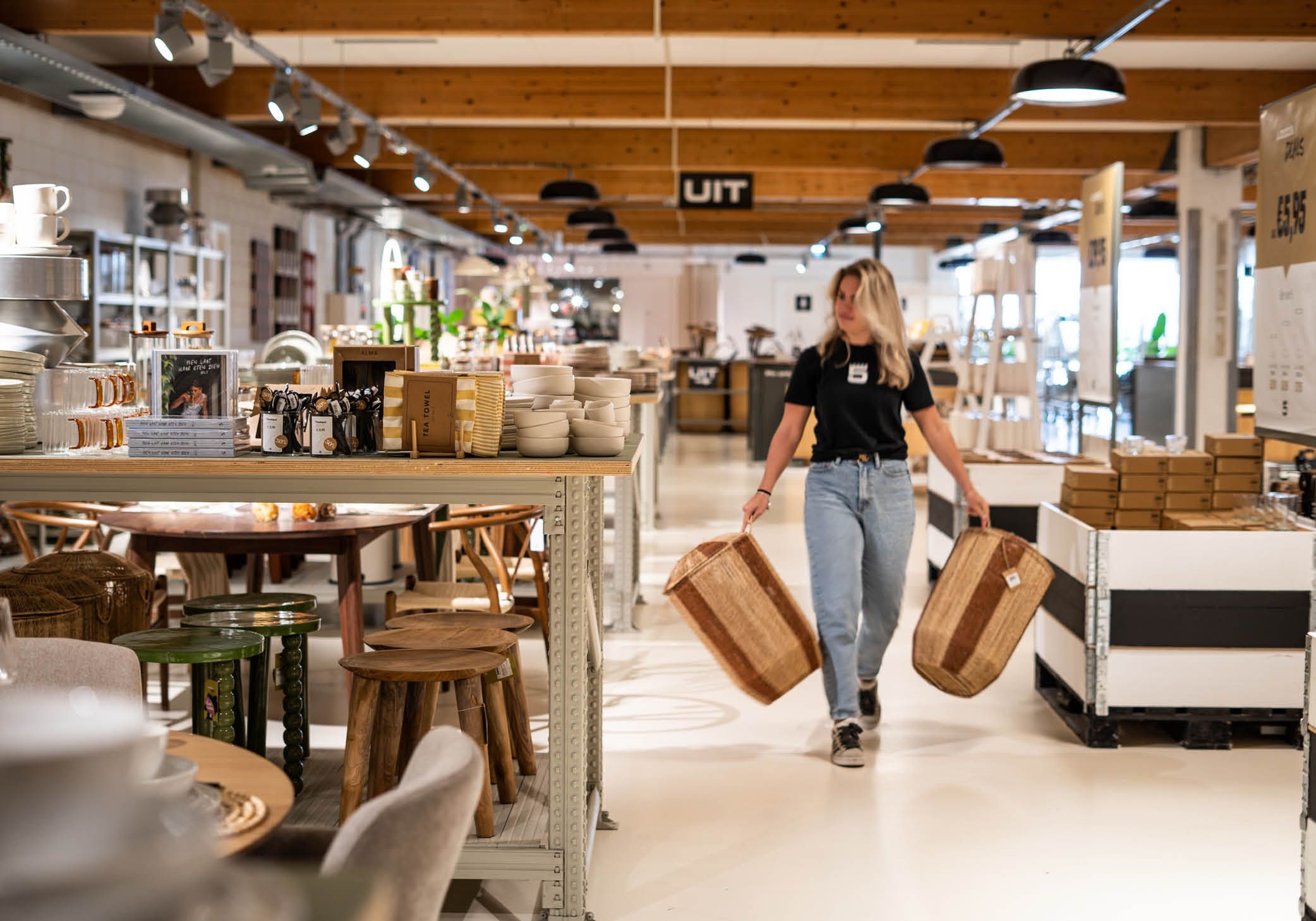 Loods 5 Sliedrecht met medewerker die 2 manden tilt