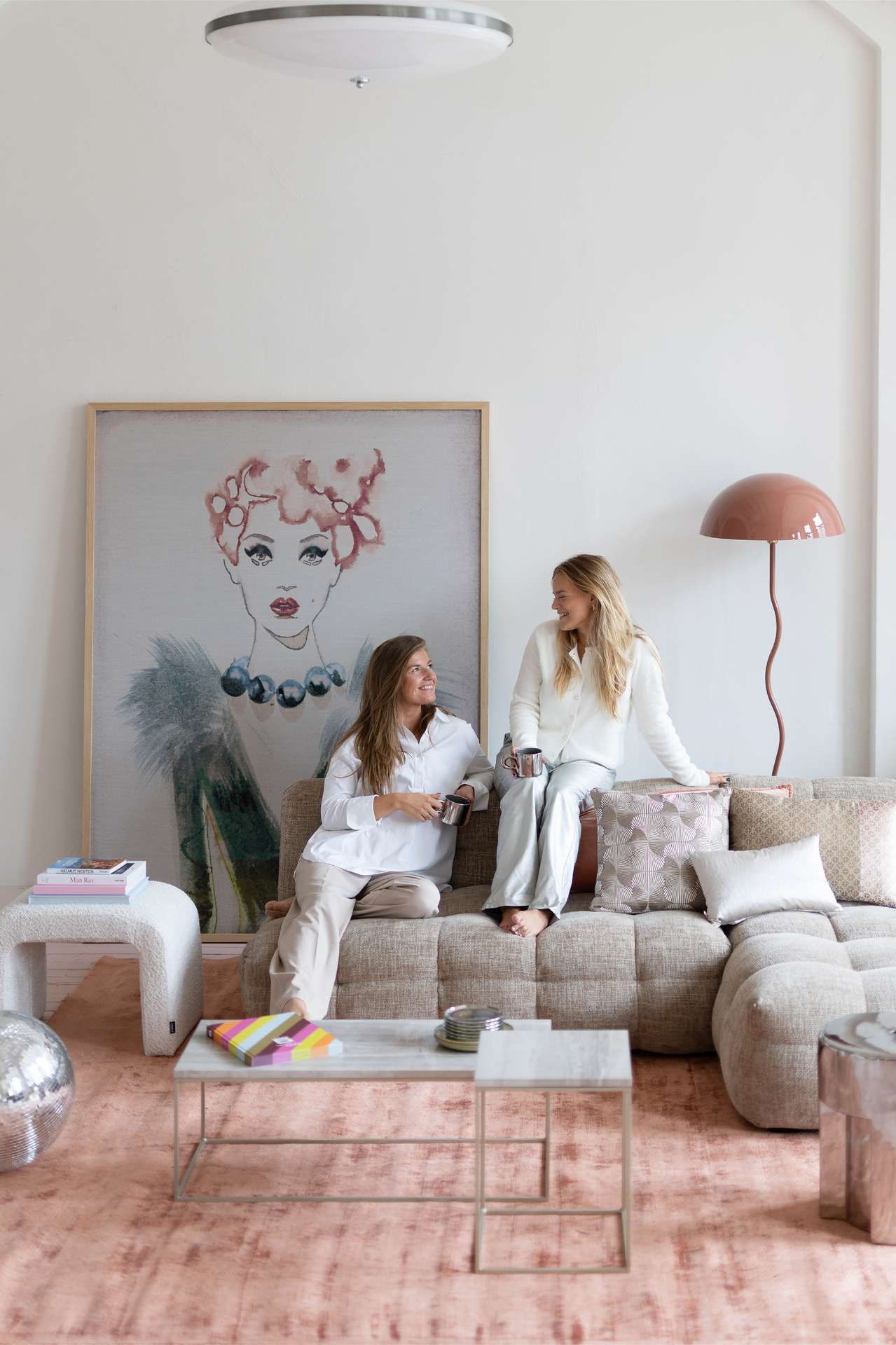 Twee dames op Fat Joe bank in woonkamer