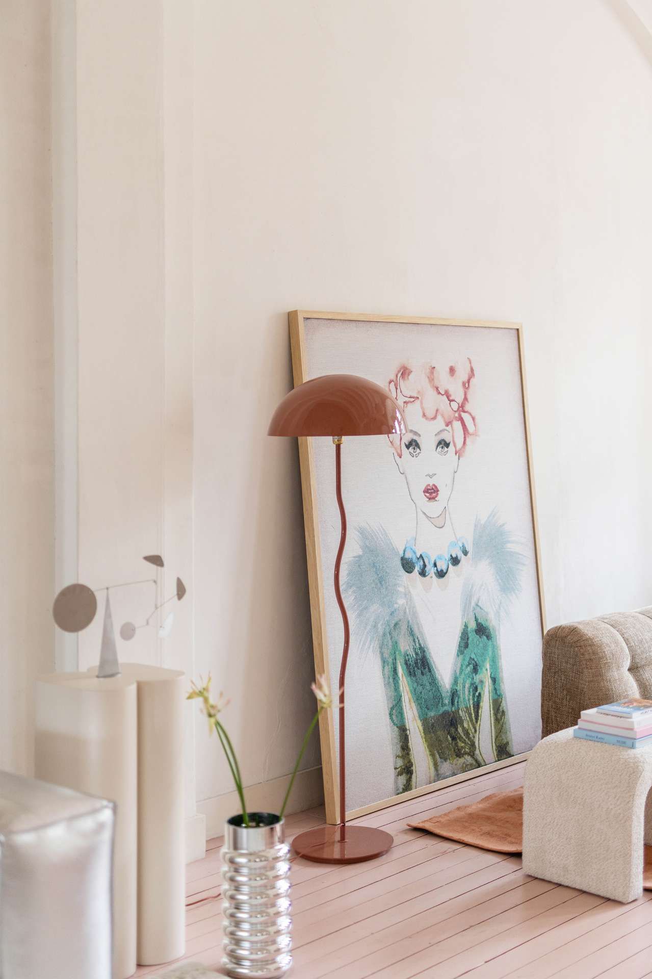 Roze salsa lamp in woonkamer met een schilderij van een vrouw