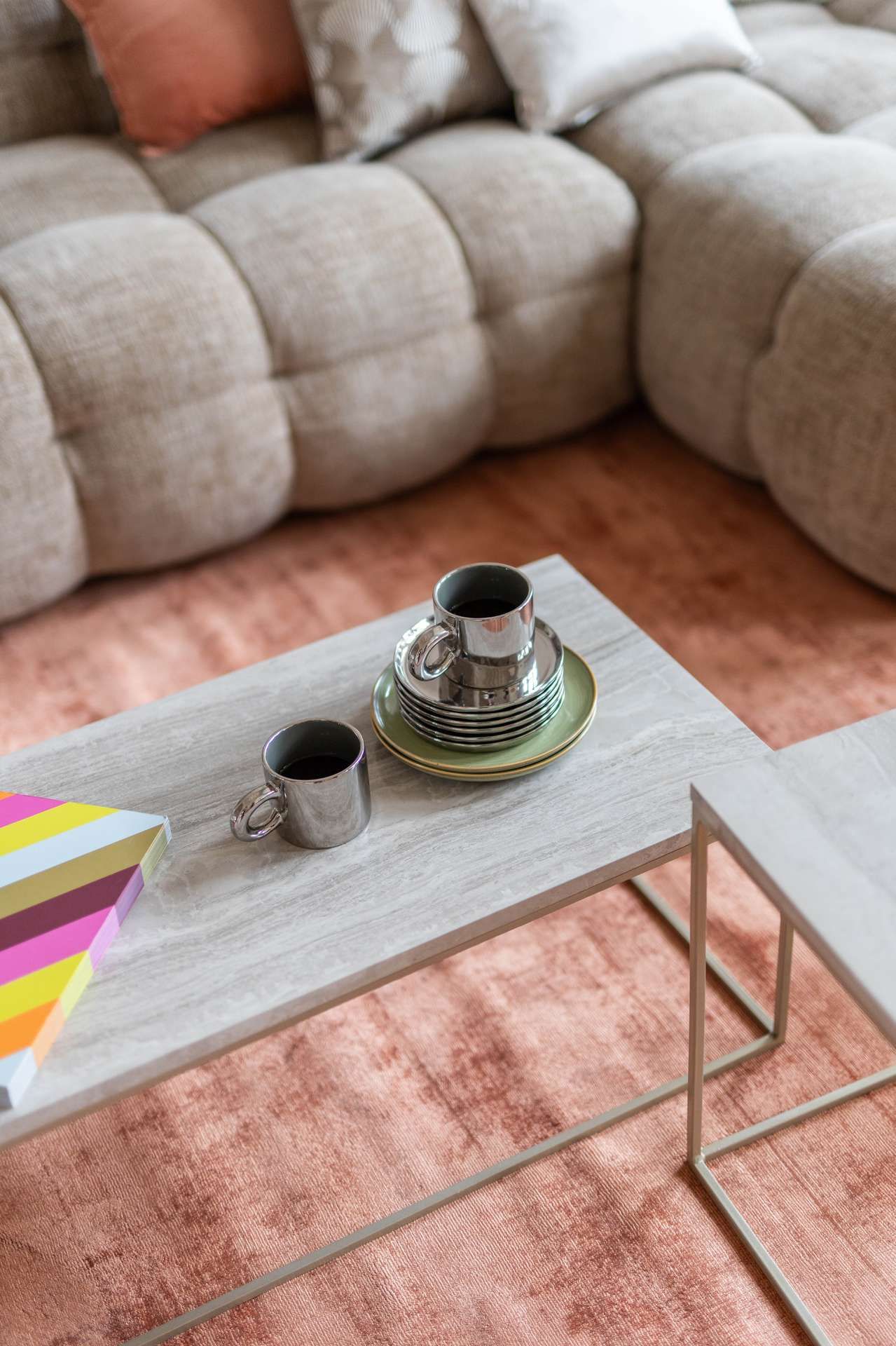 Bijzettafel steen met zilvere bowie mokjes