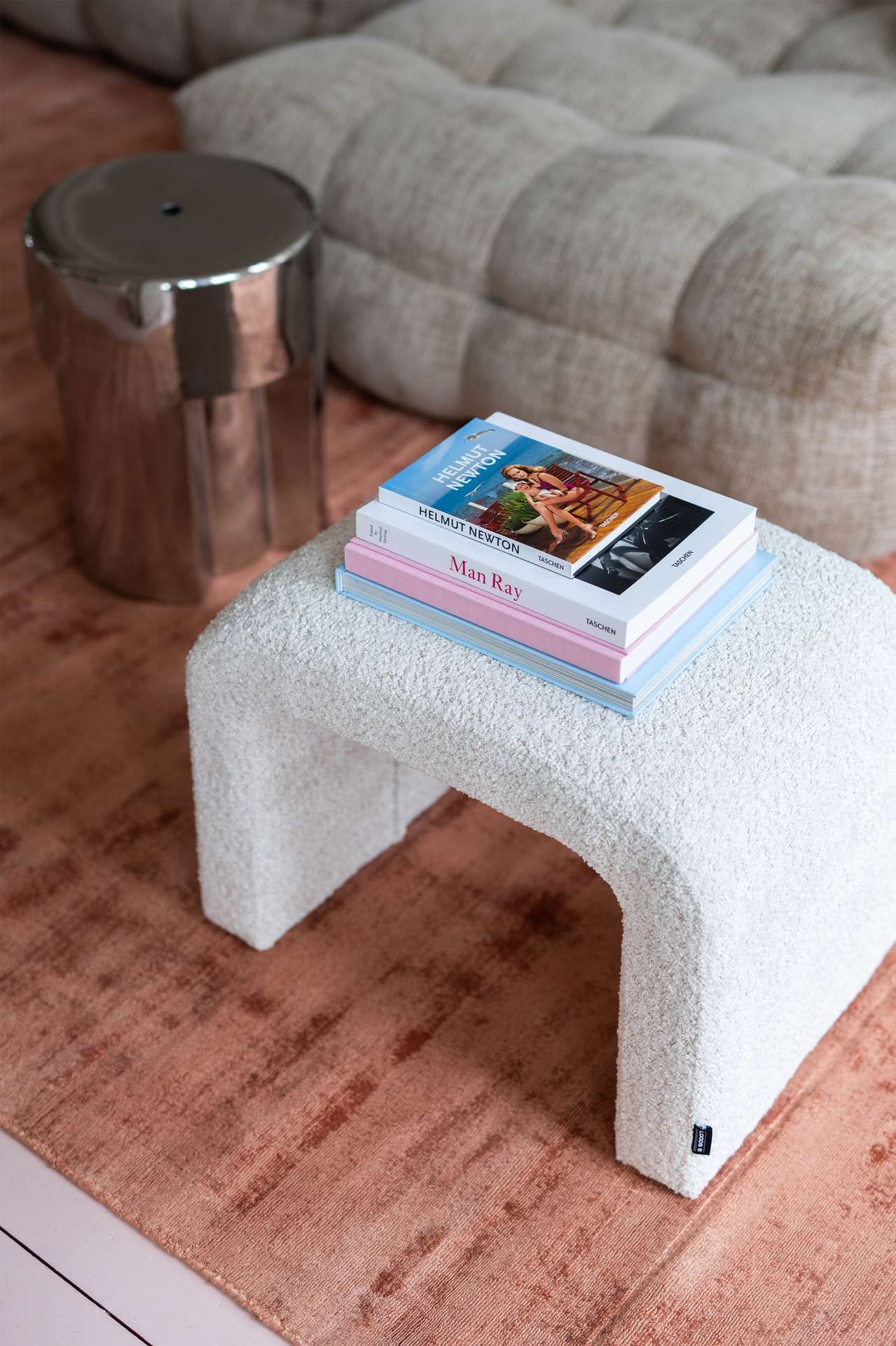 Witte poef Evan op roze vloerkleed