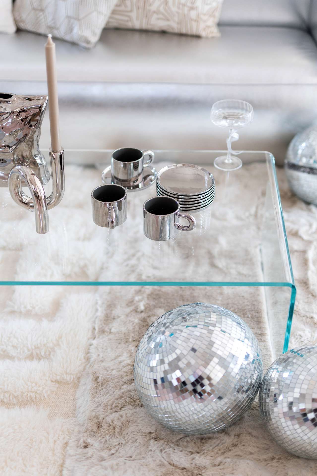 Doorzichtige salontafel lilla met zilveren accessoires