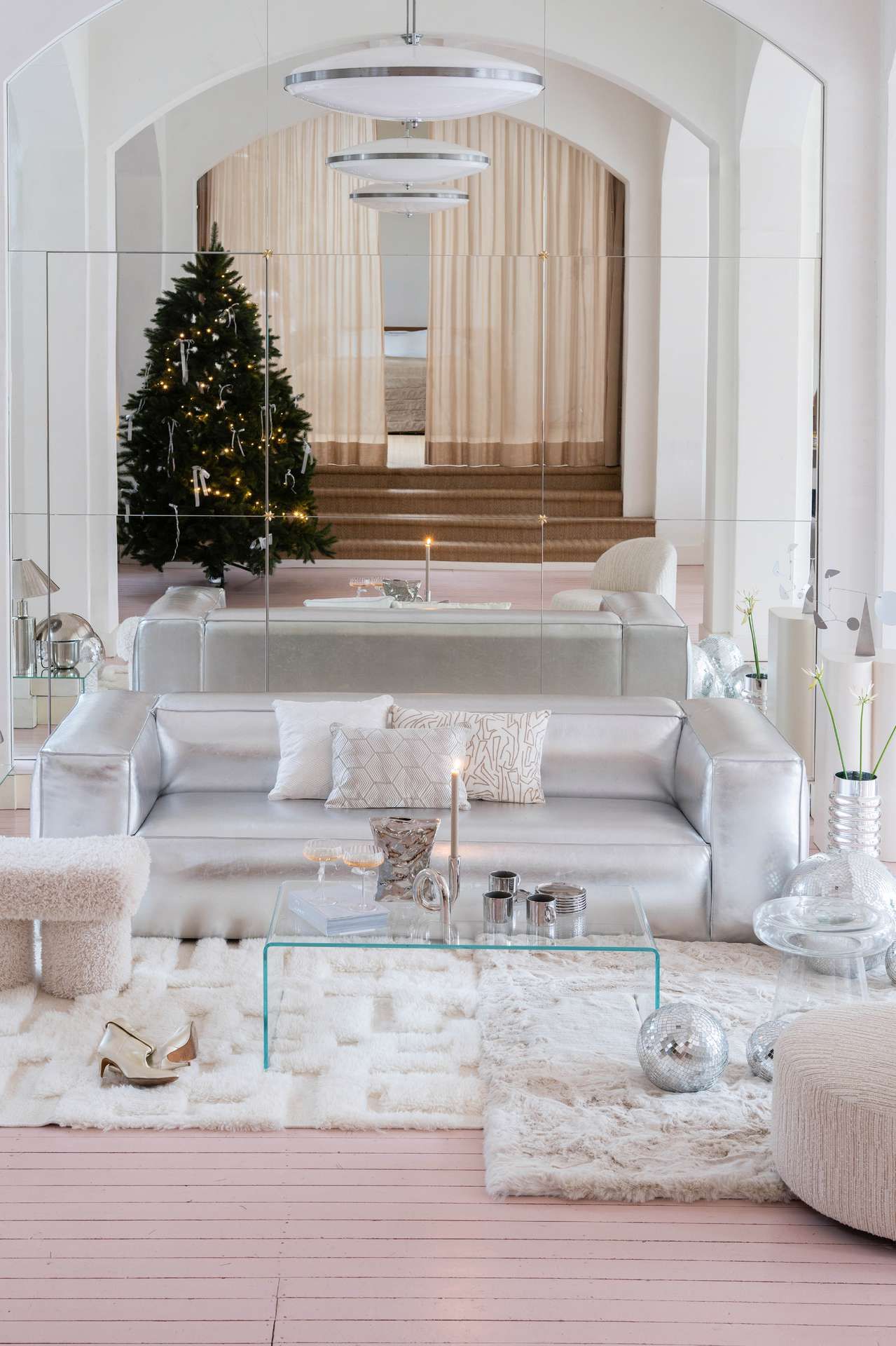 Zilveren woonkamer met wit fluffy vloerkleed en zilvere bank