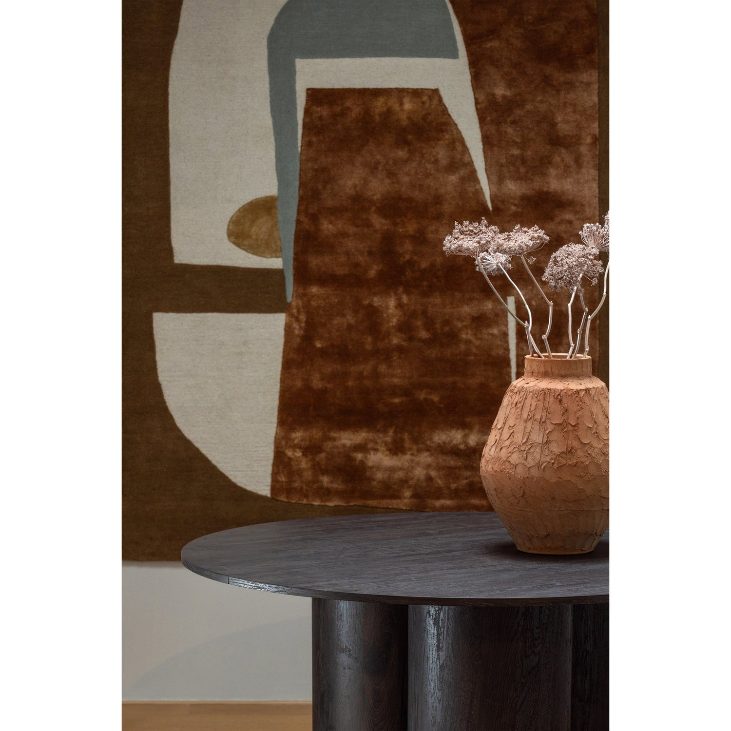 Oona eettafel rond met 3-poot mdf donkerbruin o140 cm