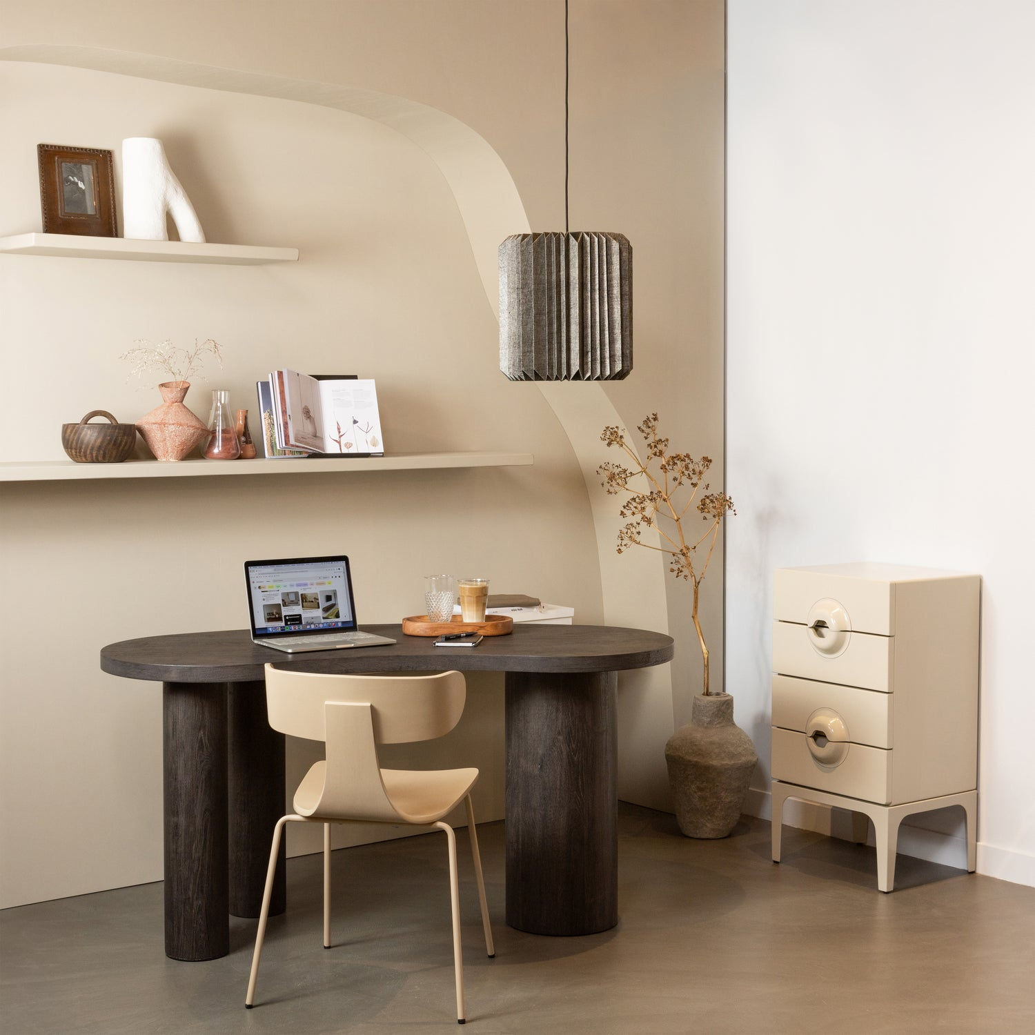 Form houten stoel met metalen poot naturel
