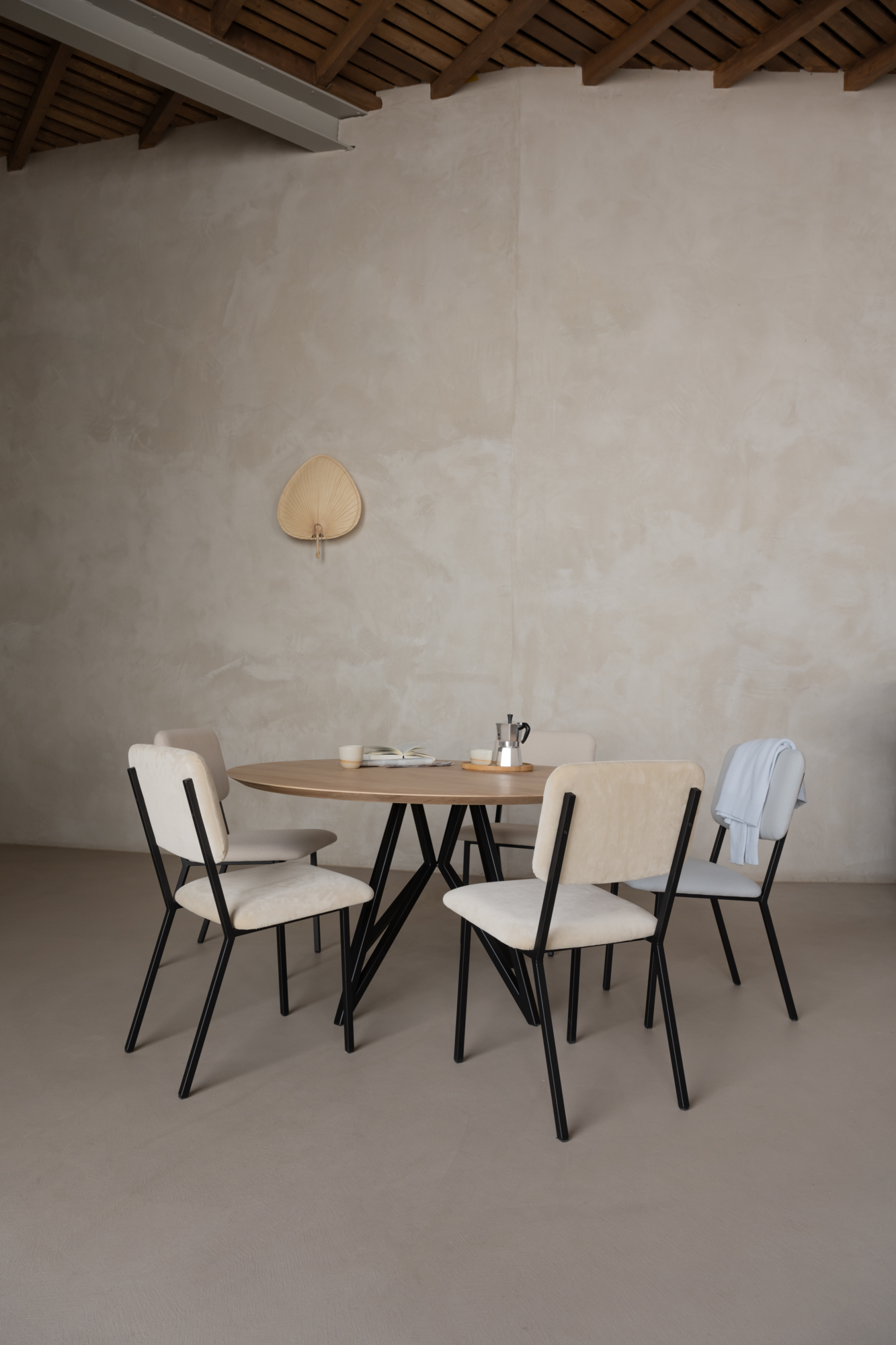 Studio HENK tafel Butterfly Rond Tripod - zwart frame, gerookte beits