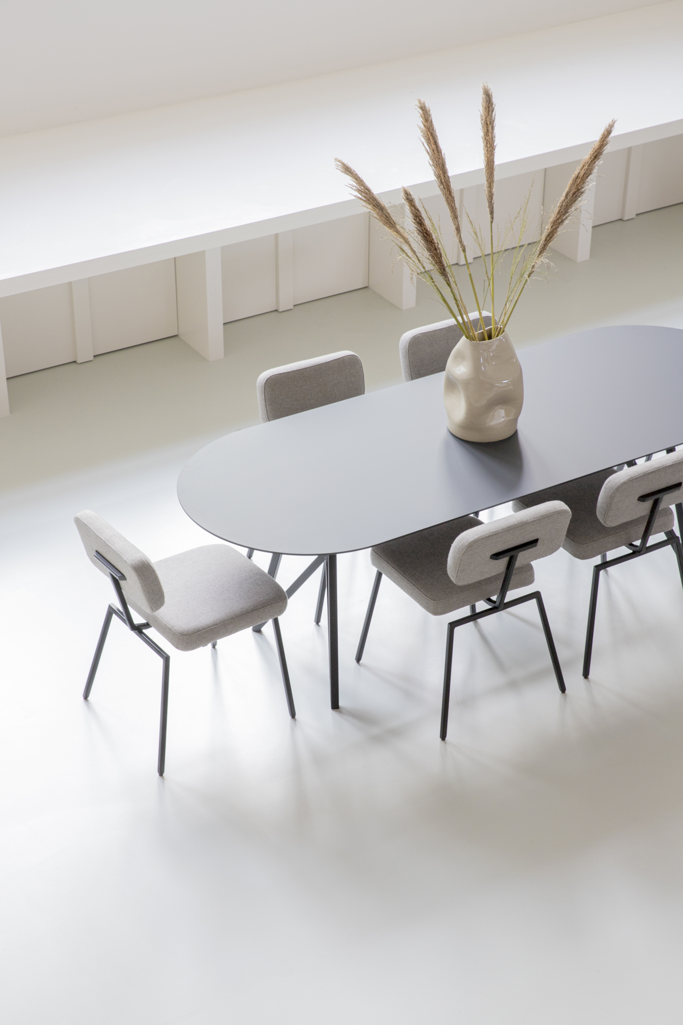 Studio HENK tafel Butterfly Plat ovaal - zwart frame, HPL Fenix nero ingo