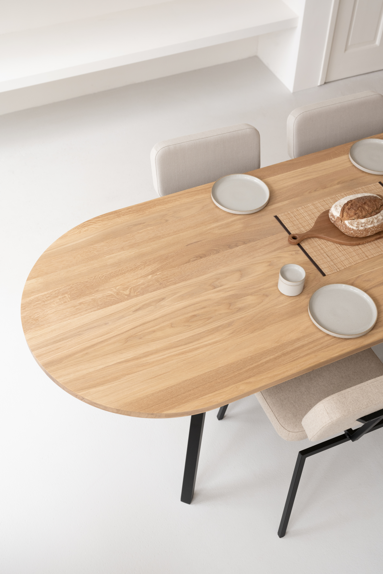 Studio HENK tafel Slim X-type Plat ovaal, zwart frame - Smart Collectie