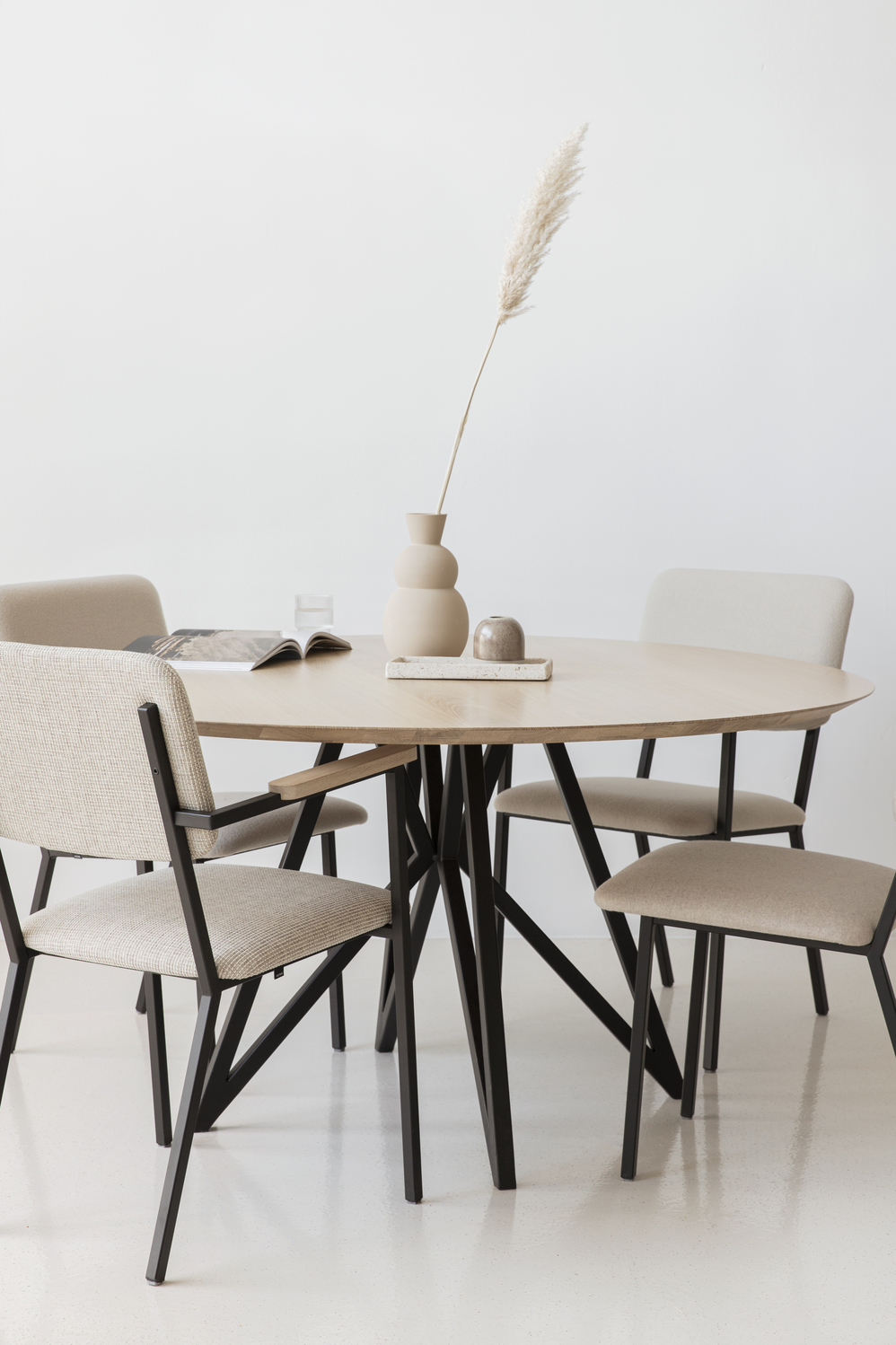Studio HENK tafel Butterfly Rond Quadpod, zwart frame - Smart Collectie