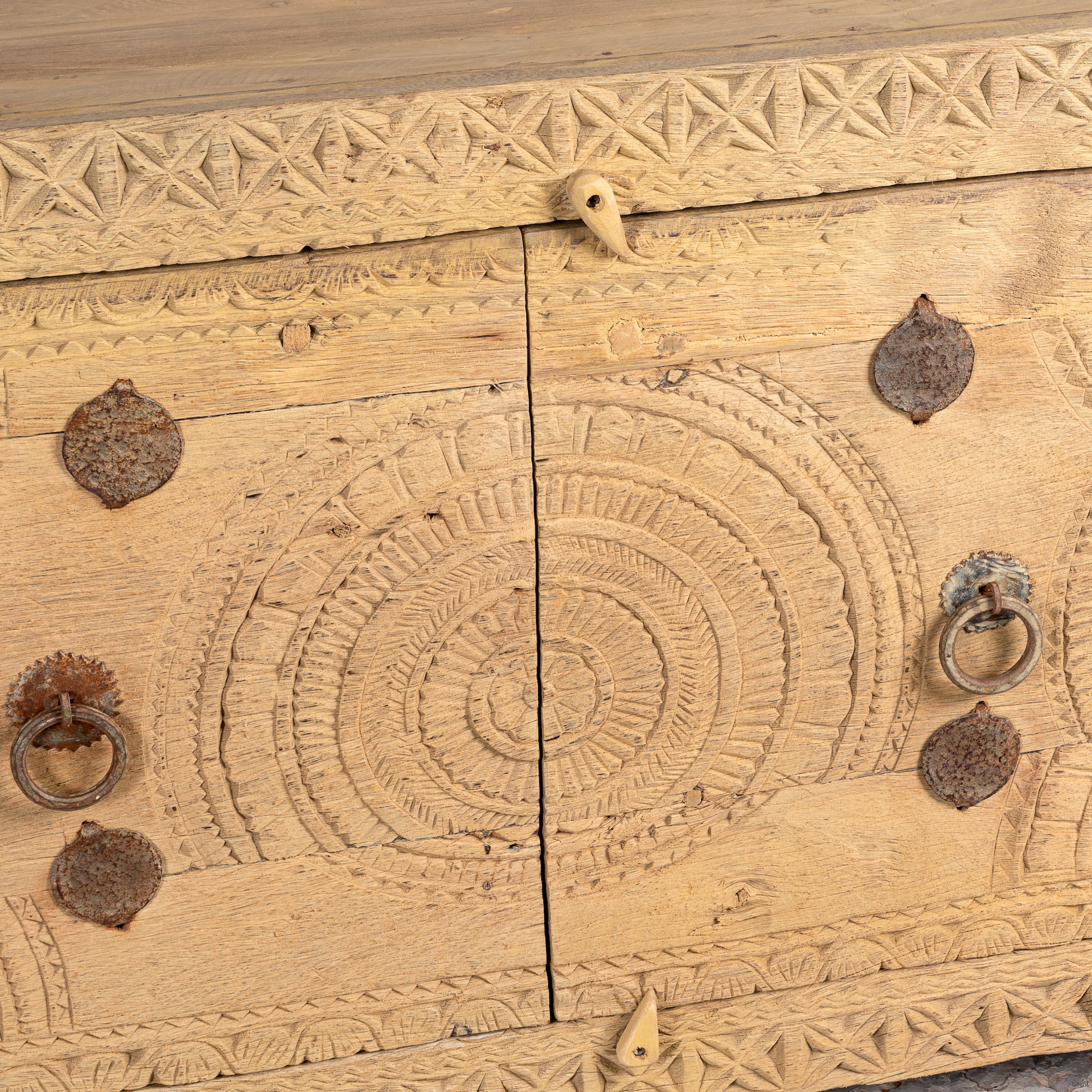 Ayra - Handgesneden Teakhouten Dressoir
