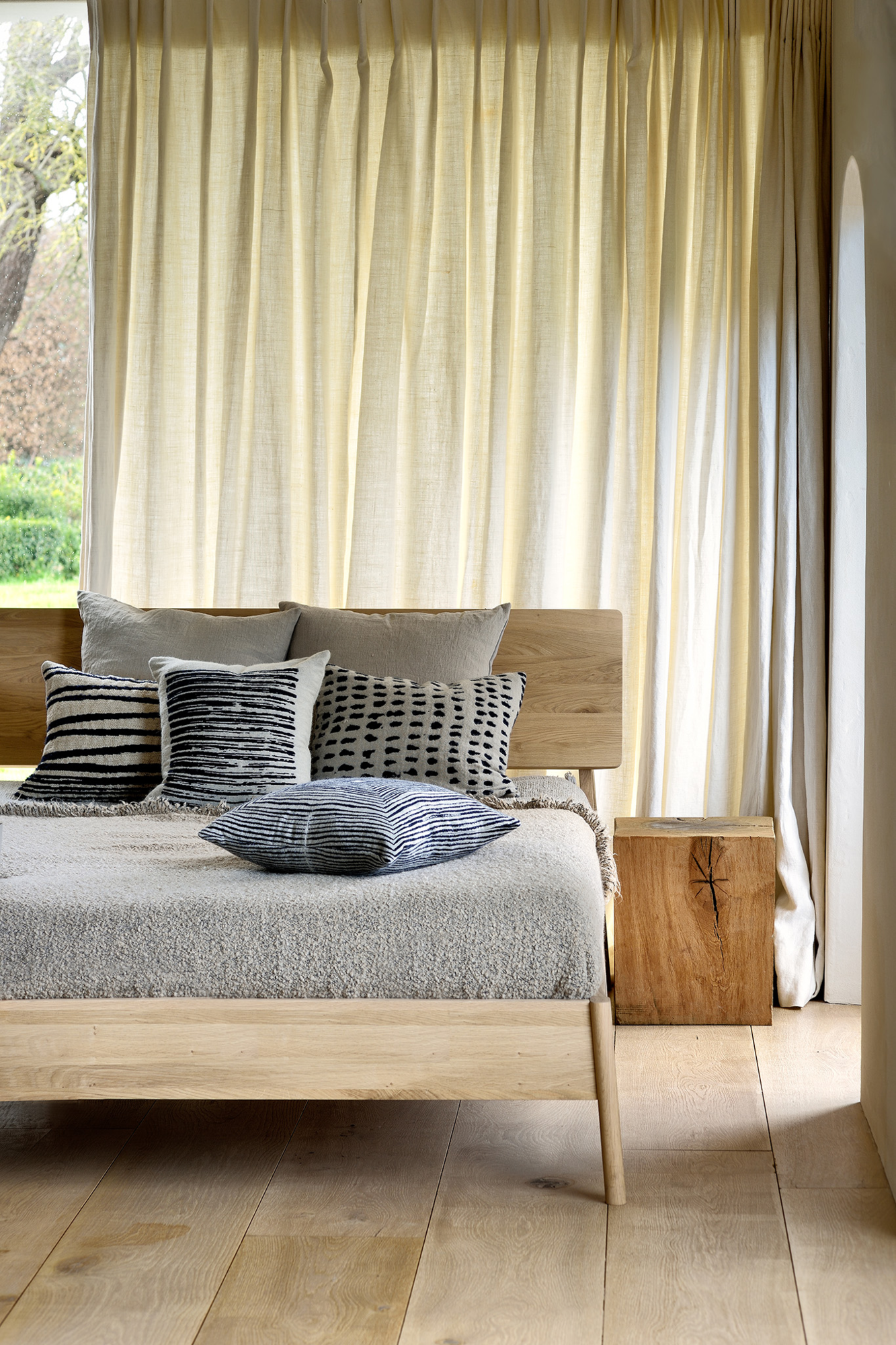 Ethnicraft bed Oak Air 180x210 cm