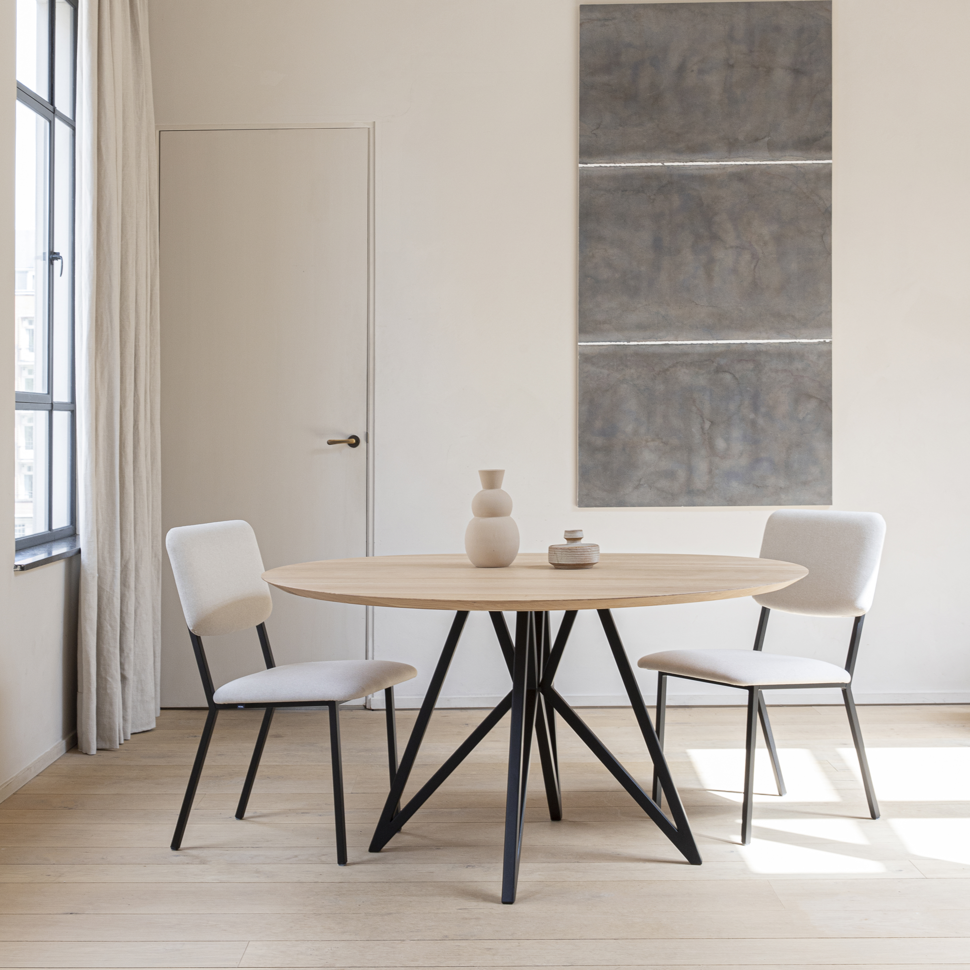 Studio HENK tafel Butterfly Rond Quadpod - zwart frame, hardwax light 3041