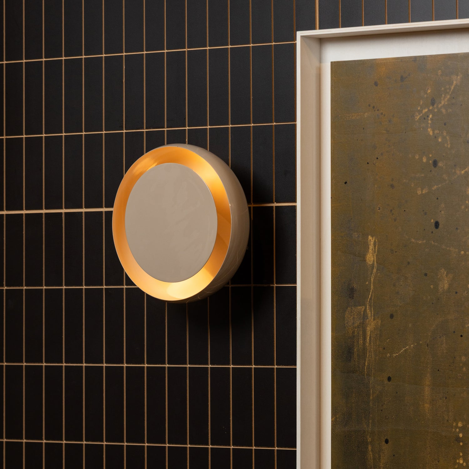 Gloomy wandlamp rond metaal zand