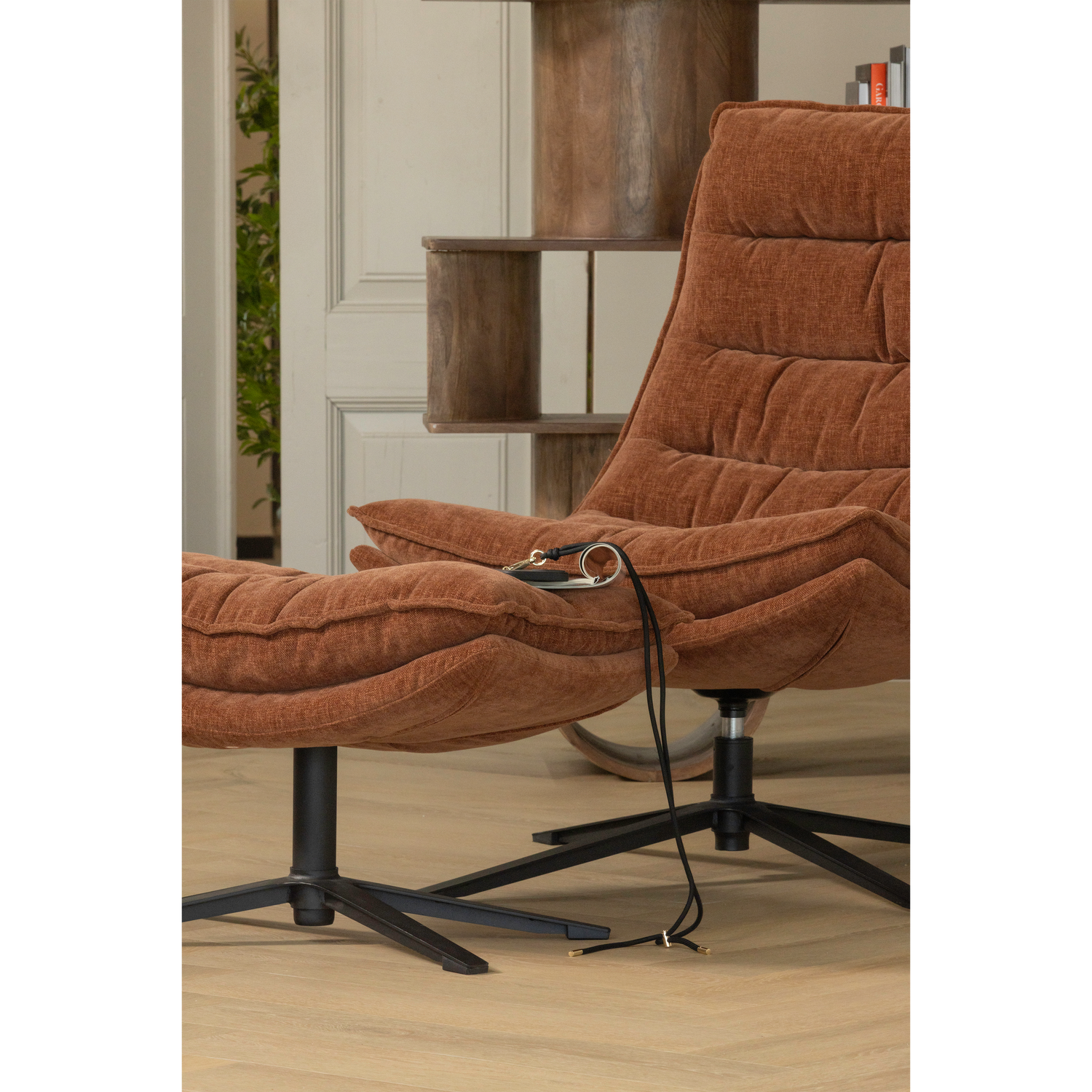 Kube draaifauteuil met hocker bruin