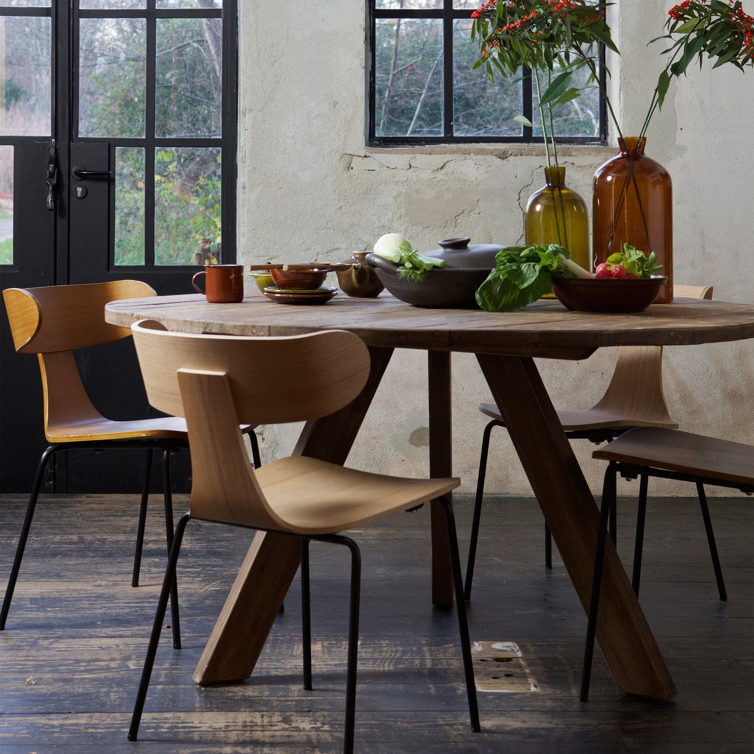 Form houten stoel met metalen poot naturel