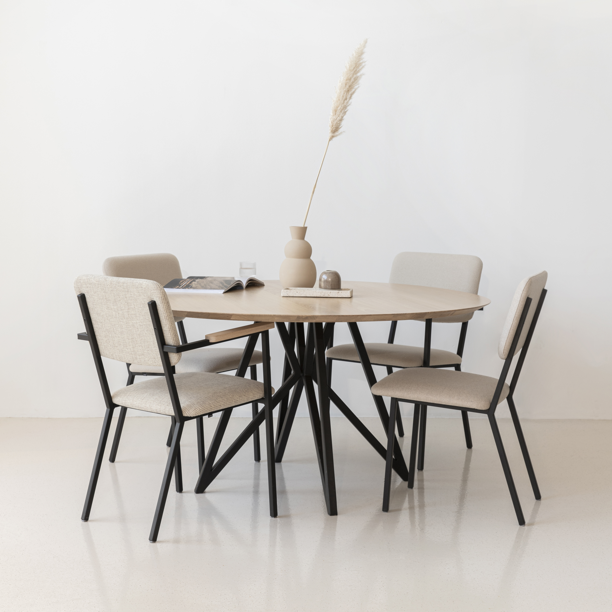 Studio HENK tafel Butterfly Rond Quadpod - zwart frame, hardwax light 3041