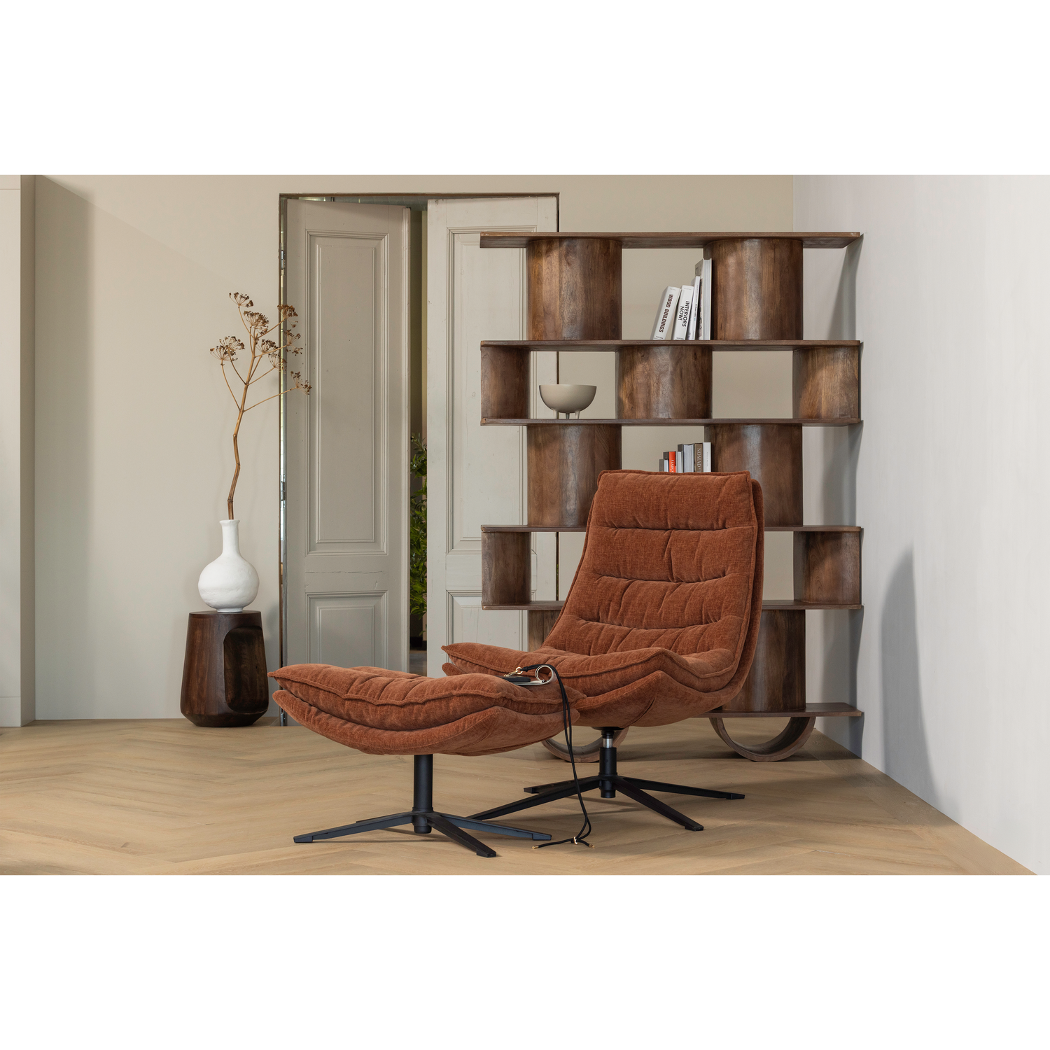 Kube draaifauteuil met hocker bruin