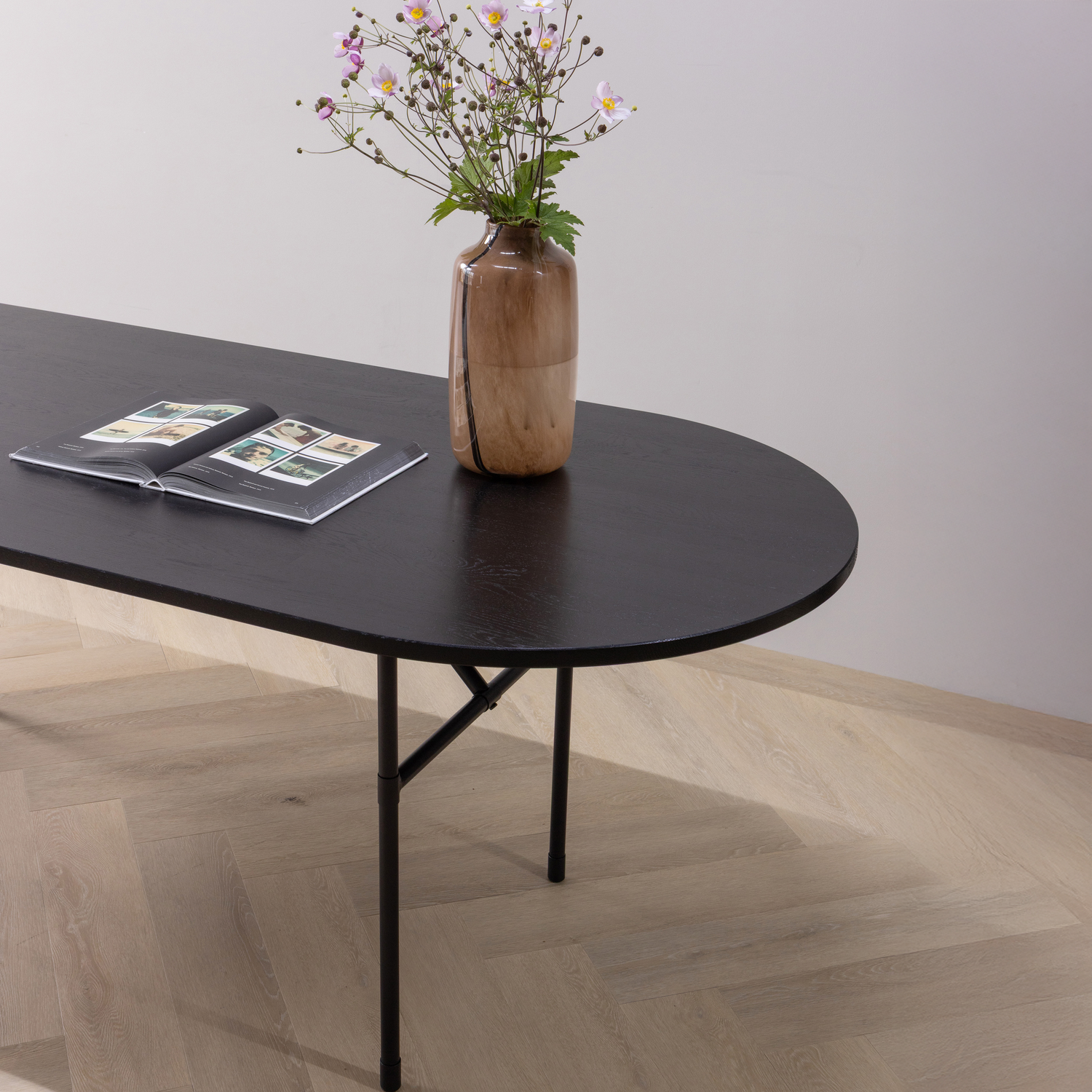 Arthur eettafel ovaal met h-poot eiken zwart [fsc]