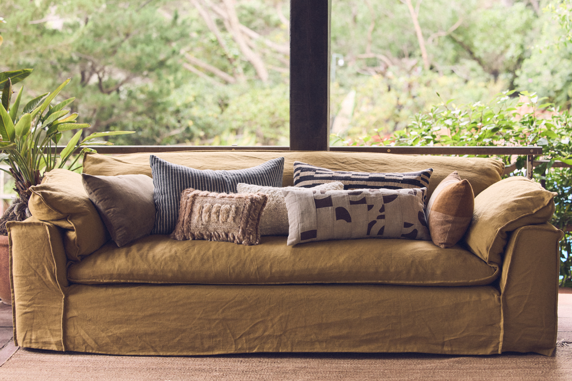 Natural furry cushion (40x25cm)