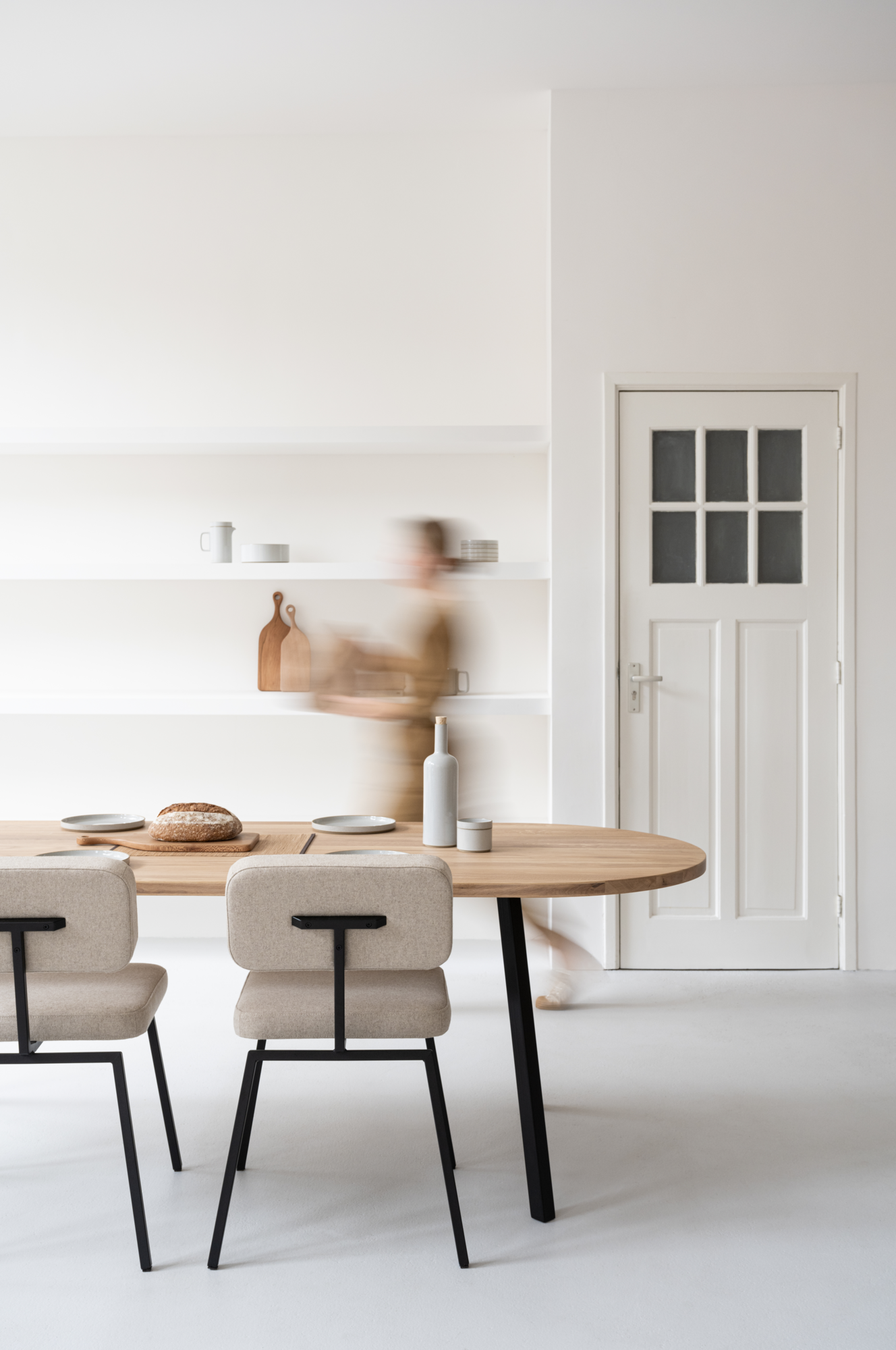 Studio HENK tafel Slim X-type Plat ovaal - zwart frame, hardwax light 3041