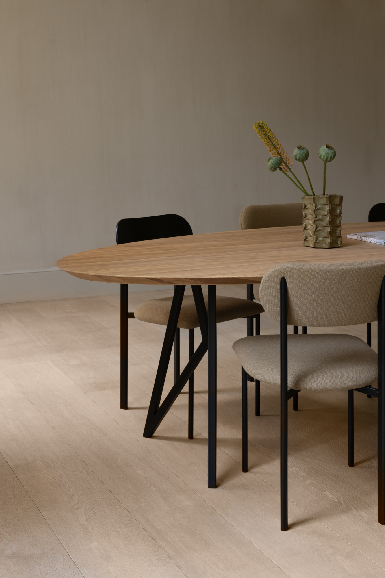 Studio HENK tafel Butterfly Ovaal, zwart frame - Smart Collectie
