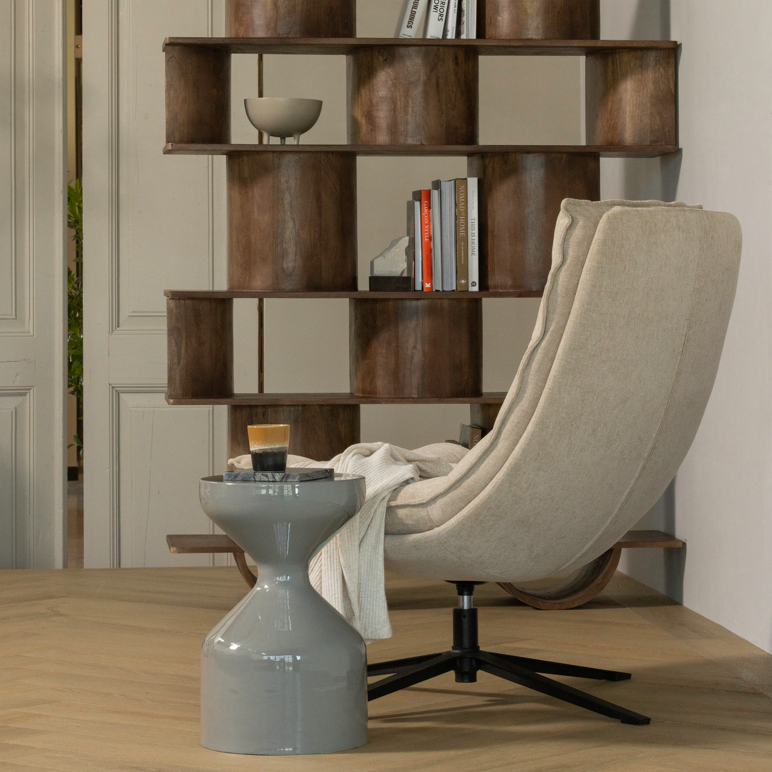Kube draaifauteuil met hocker bruin
