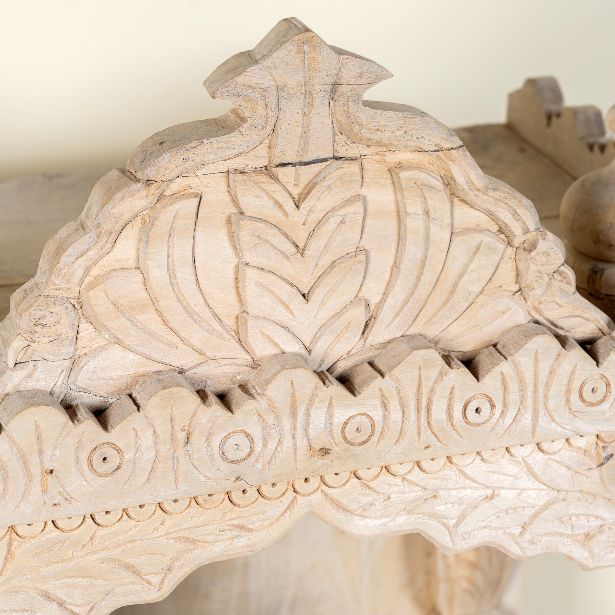 Aadhavi - Handgesneden Mangohouten Tempel 