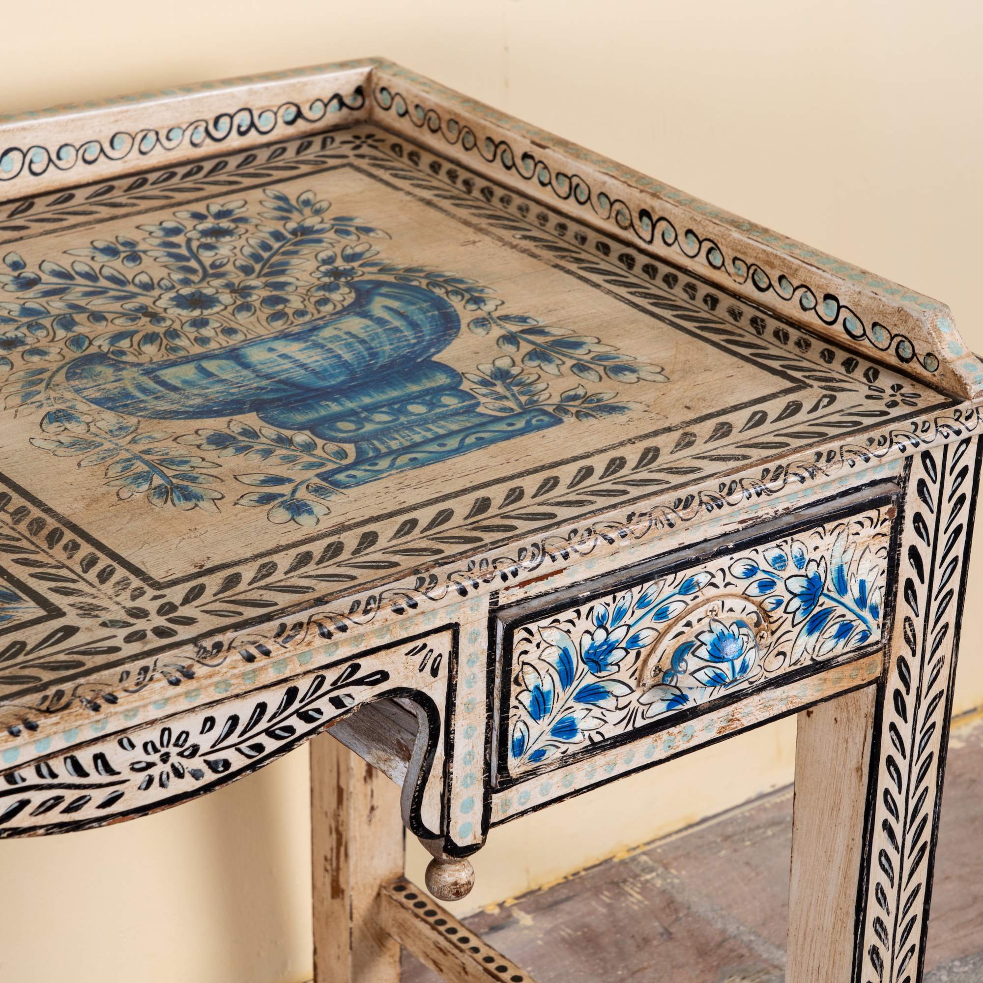 Bureau Pranay Handbeschilderd