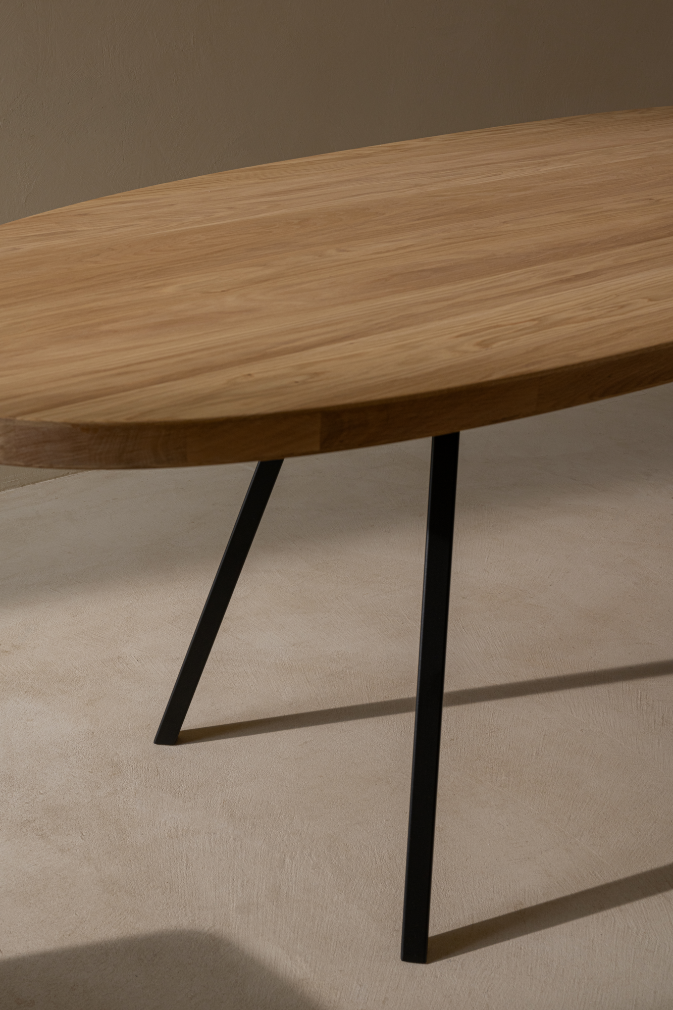 Studio HENK tafel Slim Co Ovaal, zwart frame - Smart Collectie