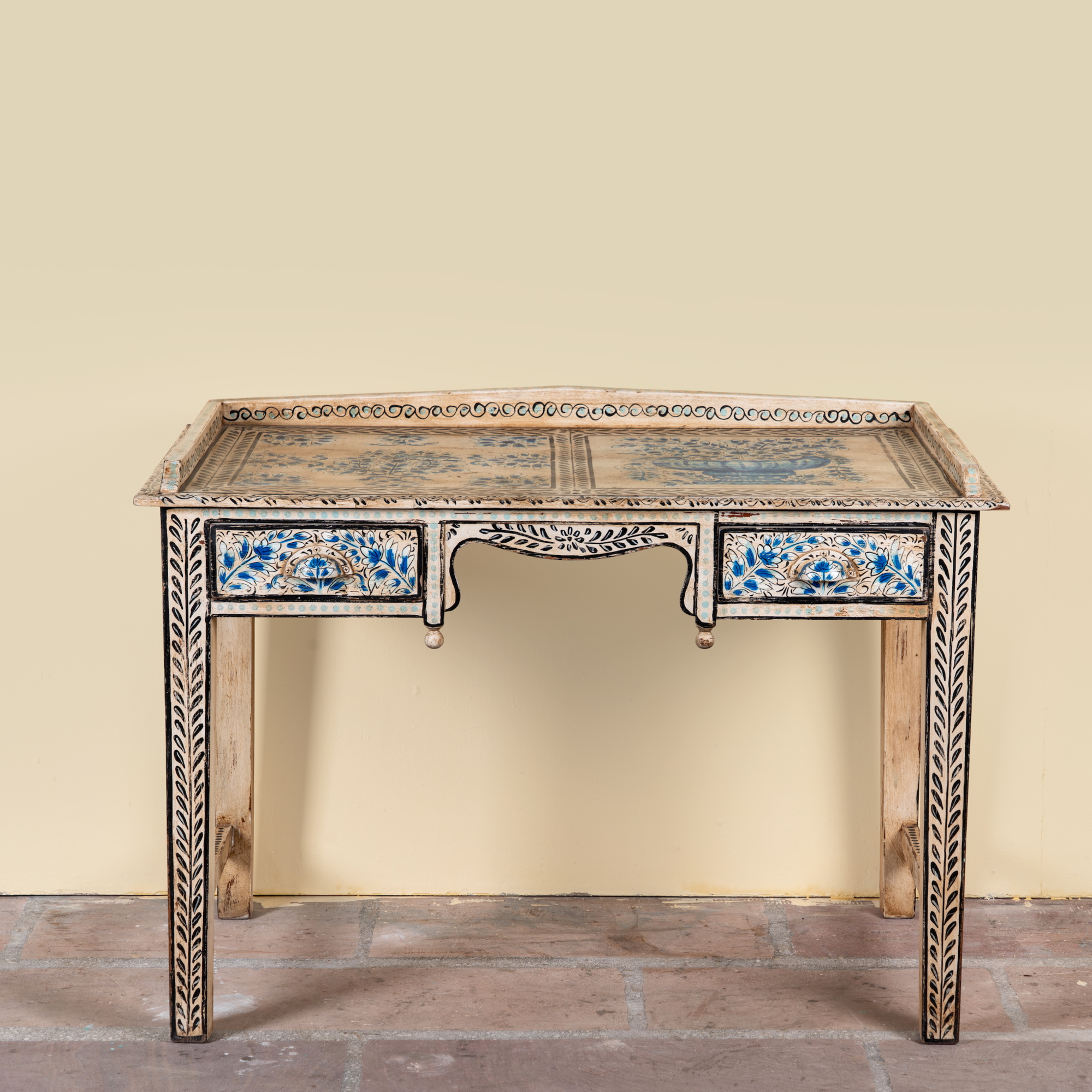 Bureau Pranay Handbeschilderd