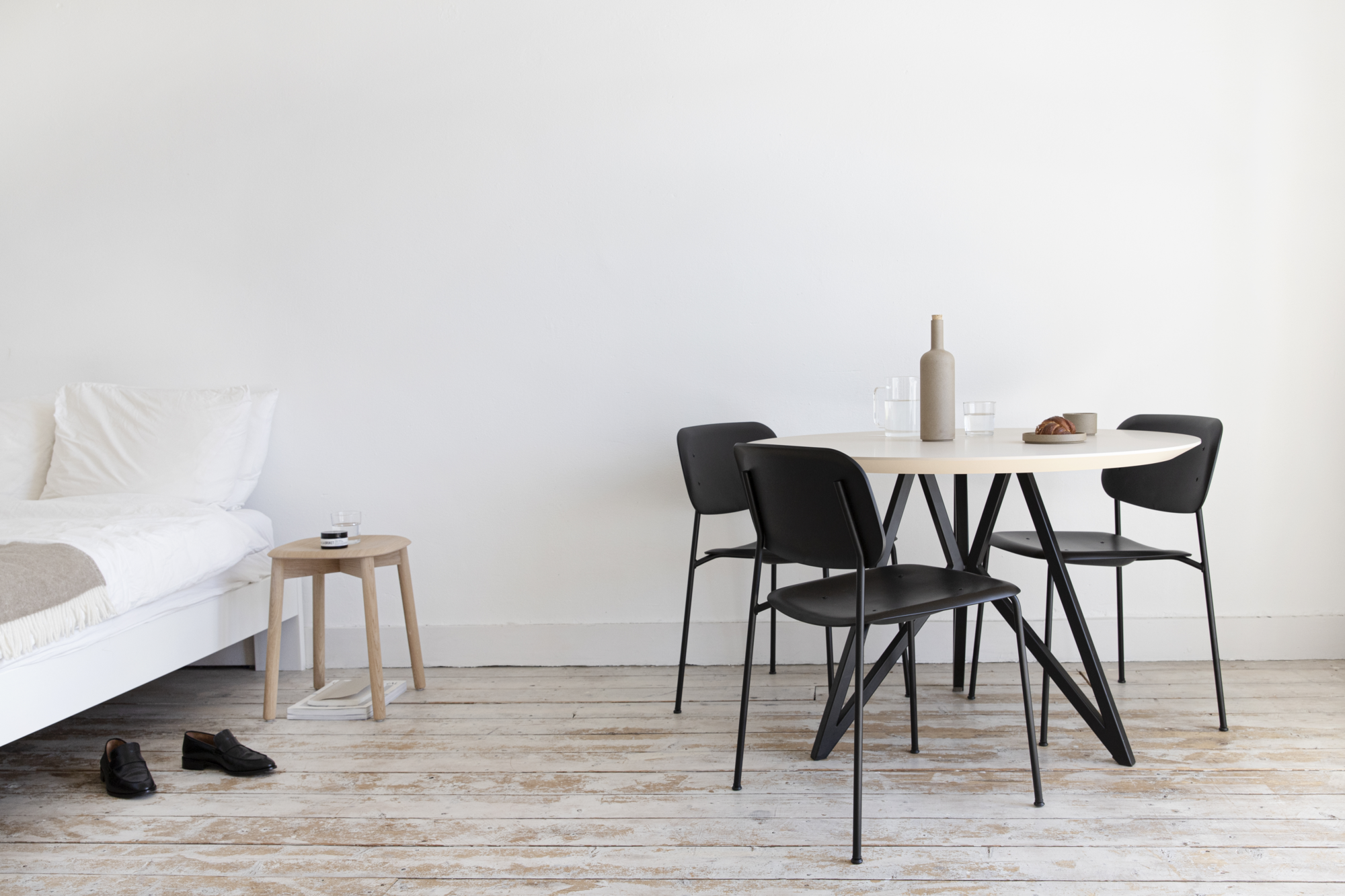 Studio HENK tafel Butterfly Rond Tripod - zwart frame, gerookte beits