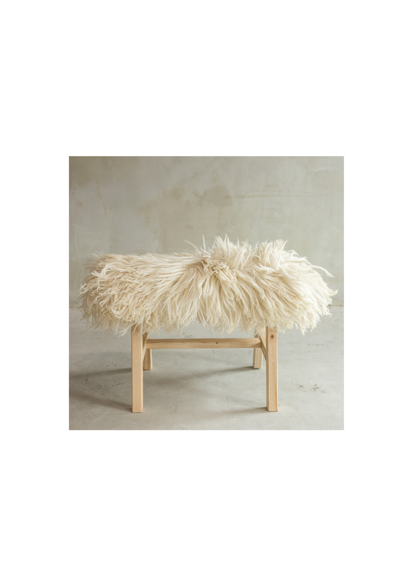 Houten bankje met schapenvacht 70 cm Krul/Bergschaap brown white
